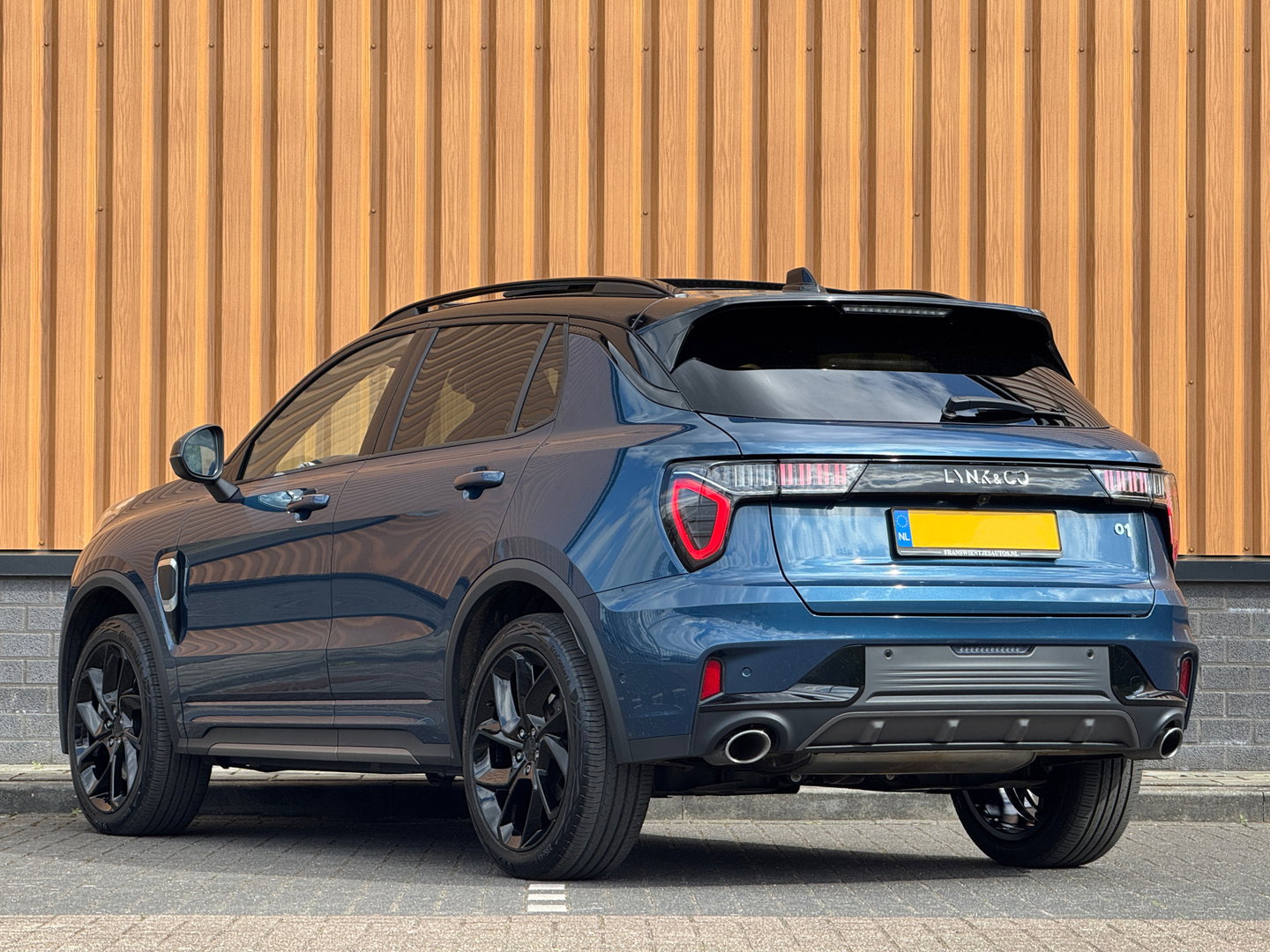 Lynk & Co 01 1.5 | Black Pakket | Panoramadak | Zwarte hemel | Stuurwielverwarming | Trekhaak | Adaptive Cruise Control | Keyless | Elektrische Bestuurdersstoel + Geheugen | Parkeersensoren | Apple Carplay |