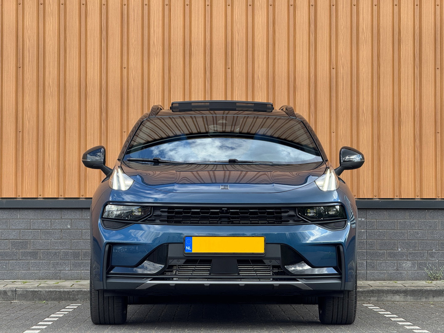 Lynk & Co 01 1.5 | Black Pakket | Nieuw! | Trekhaak | Panoramadak | 360° graden camera | Adaptive Cruise Control | Keyless | Elektrische Bestuurdersstoel + Geheugen | Parkeersensoren | Apple Carplay | Android