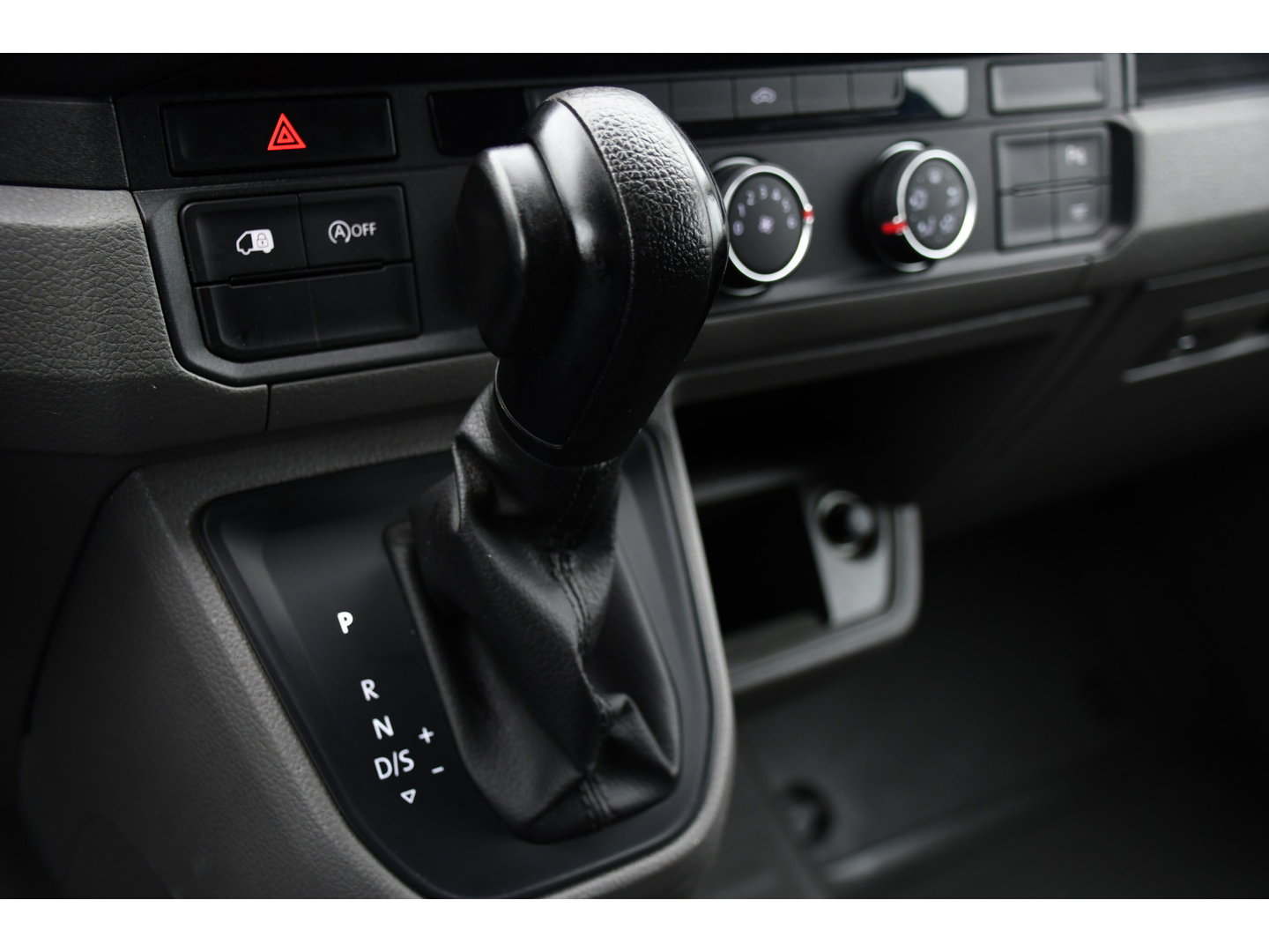 MAN TGE 30 2.0 L3H2 Black Edition Camera, Cruise, Carplay, LED, Automaat, 177pk, Trekhaak, Geveerde stoel, Sensoren, Uniek!