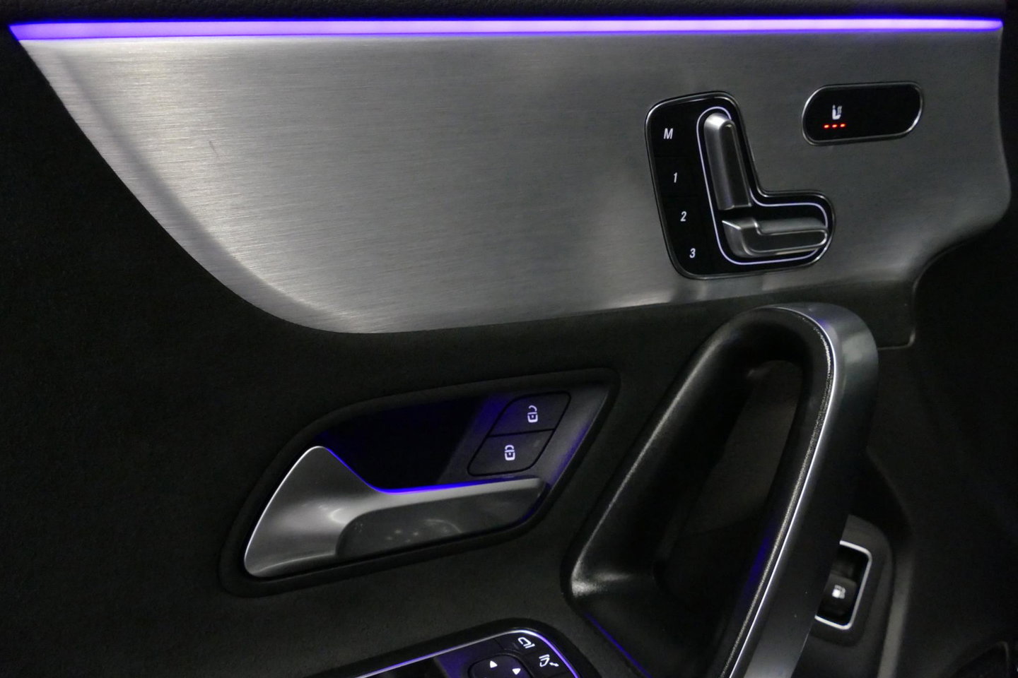 Mercedes-Benz CLA 250 e AMG Line / CLA45 AMG diffuser / Panamericana Grille / Elektr. verstelbare voorstoelen + memory / Multibeam LED / Ambienteverlichting / Apple Carplay - Android Auto / Stoelverwarming /Rondomzichtcamera / Grootlicht assistent / Keyless / Achteruitrijc