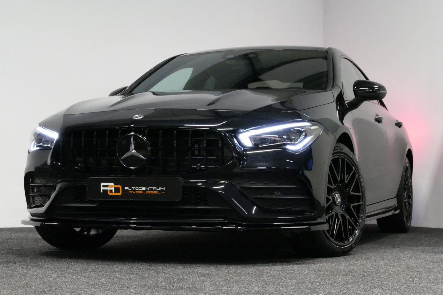 Mercedes-Benz CLA 250 e AMG Line / CLA45 AMG diffuser / Panamericana Grille / Elektr. verstelbare voorstoelen + memory / Multibeam LED / Ambienteverlichting / Apple Carplay - Android Auto / Stoelverwarming /Rondomzichtcamera / Grootlicht assistent / Keyless / Achteruitrijc