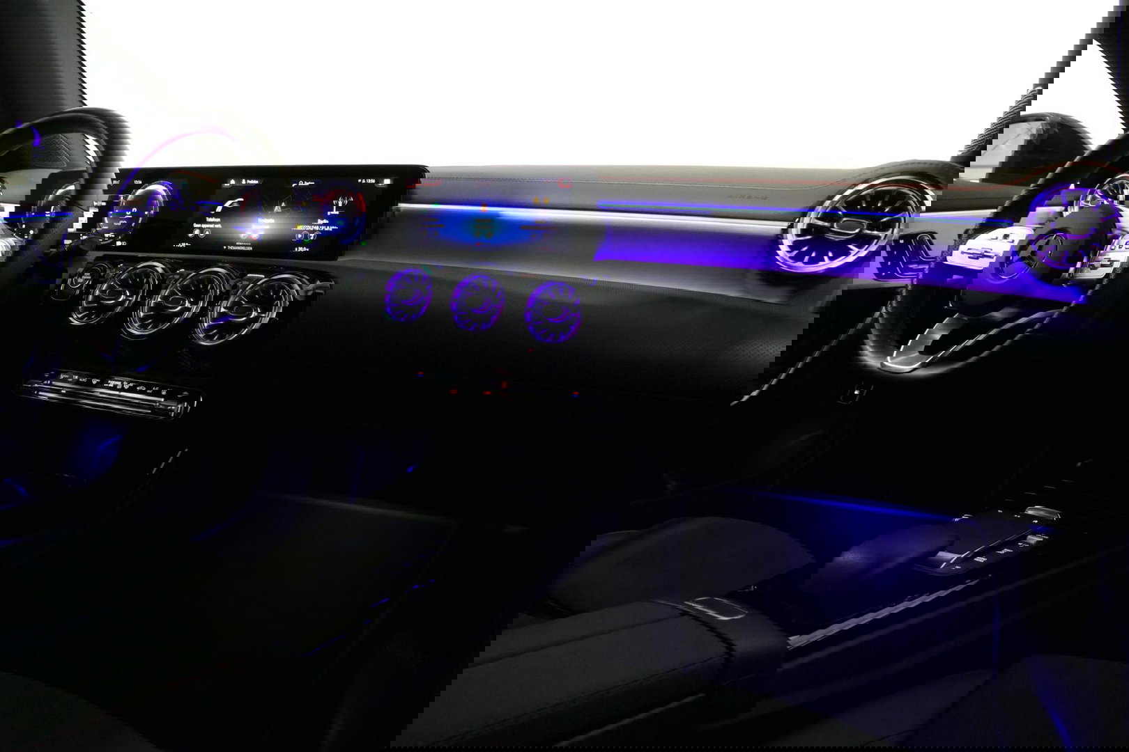 Mercedes-Benz CLA 250 e AMG Line / CLA45 AMG diffuser / Panamericana Grille / Elektr. verstelbare voorstoelen + memory / Multibeam LED / Ambienteverlichting / Apple Carplay - Android Auto / Stoelverwarming /Rondomzichtcamera / Grootlicht assistent / Keyless / Achteruitrijc