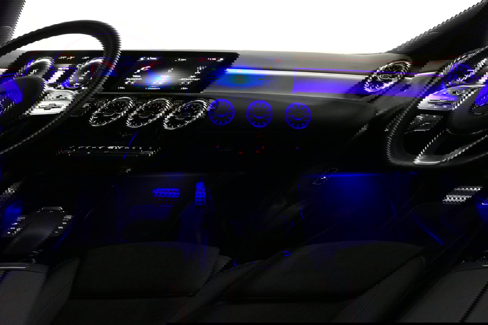 Mercedes-Benz CLA 250 e AMG Line / CLA45 AMG diffuser / Panamericana Grille / Elektr. verstelbare voorstoelen + memory / Multibeam LED / Ambienteverlichting / Apple Carplay - Android Auto / Stoelverwarming /Rondomzichtcamera / Grootlicht assistent / Keyless / Achteruitrijc