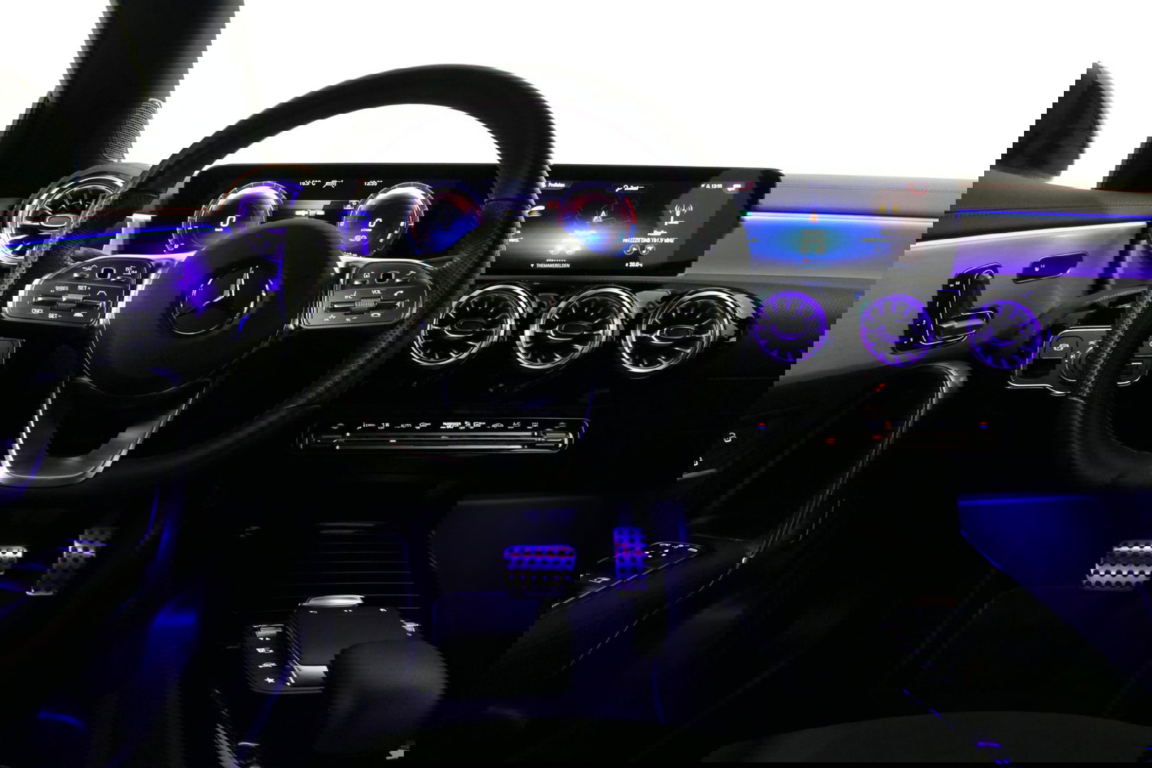 Mercedes-Benz CLA 250 e AMG Line / CLA45 AMG diffuser / Panamericana Grille / Elektr. verstelbare voorstoelen + memory / Multibeam LED / Ambienteverlichting / Apple Carplay - Android Auto / Stoelverwarming /Rondomzichtcamera / Grootlicht assistent / Keyless / Achteruitrijc