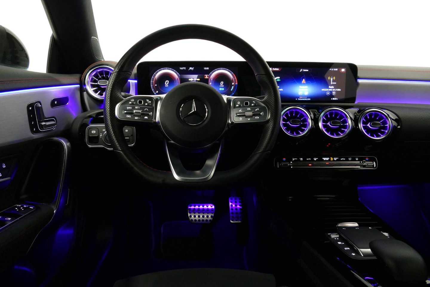 Mercedes-Benz CLA 250 e AMG Line / CLA45 AMG diffuser / Panamericana Grille / Elektr. verstelbare voorstoelen + memory / Multibeam LED / Ambienteverlichting / Apple Carplay - Android Auto / Stoelverwarming /Rondomzichtcamera / Grootlicht assistent / Keyless / Achteruitrijc