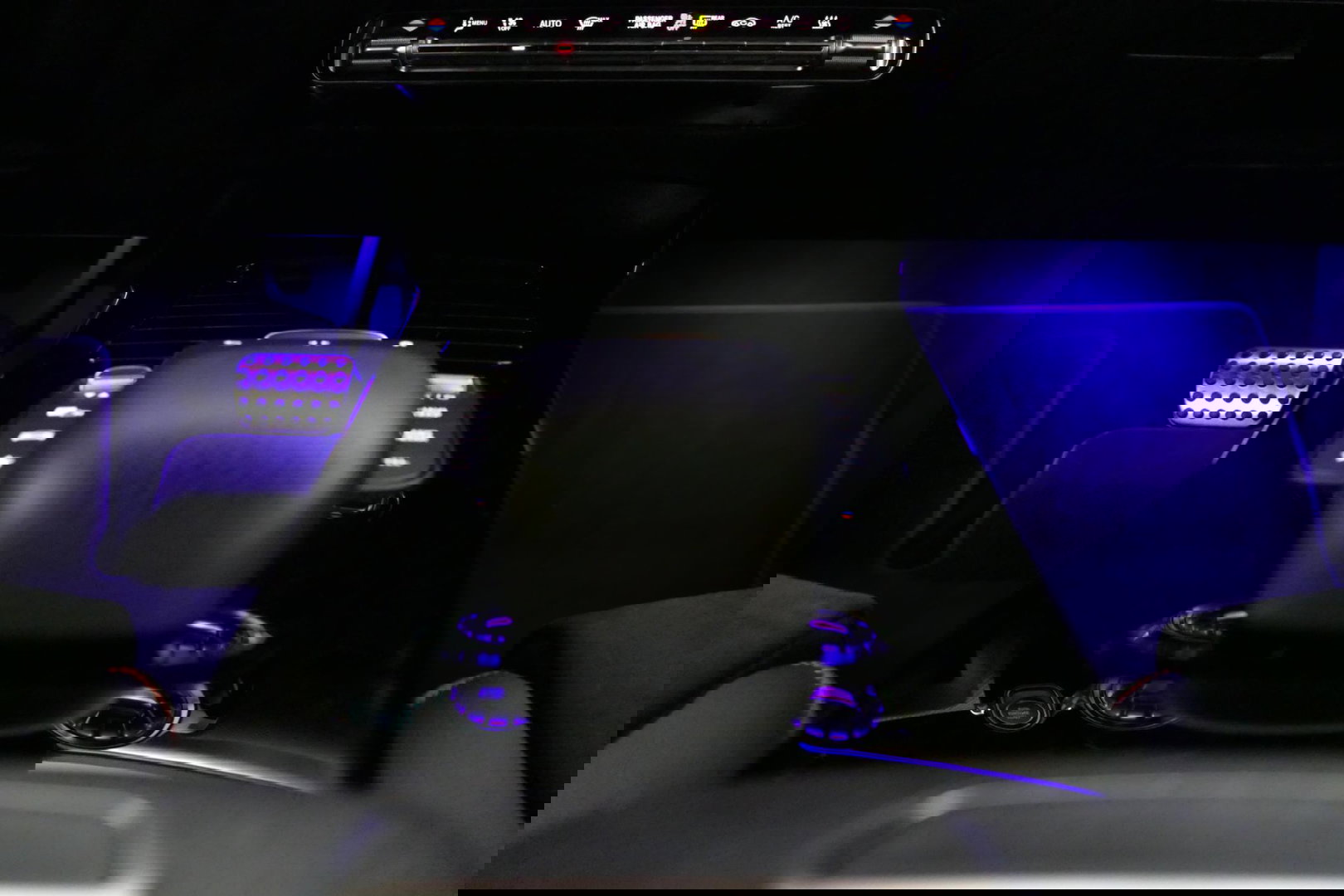 Mercedes-Benz CLA 250 e AMG Line / CLA45 AMG diffuser / Panamericana Grille / Elektr. verstelbare voorstoelen + memory / Multibeam LED / Ambienteverlichting / Apple Carplay - Android Auto / Stoelverwarming /Rondomzichtcamera / Grootlicht assistent / Keyless / Achteruitrijc