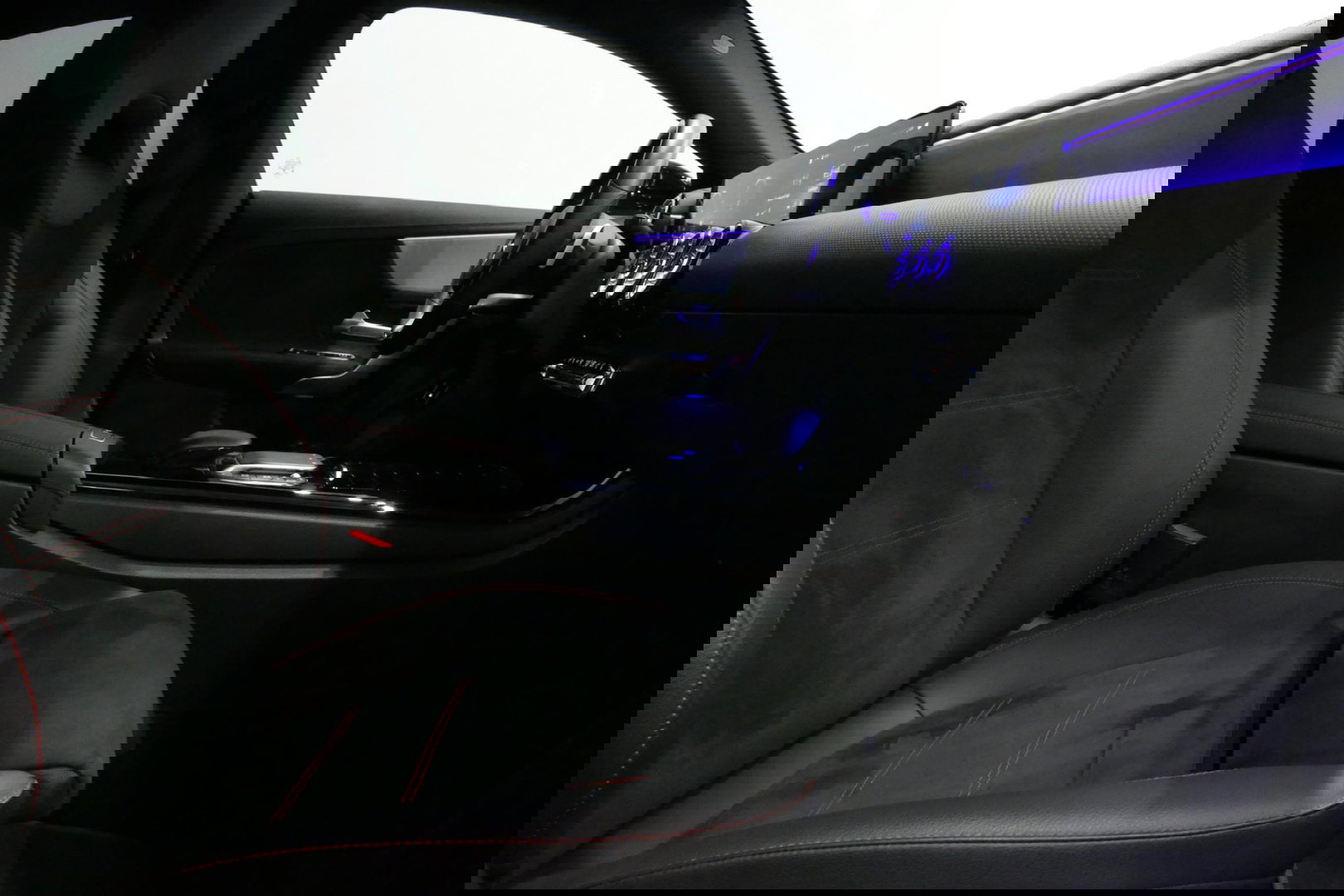 Mercedes-Benz CLA 250 e AMG Line / CLA45 AMG diffuser / Panamericana Grille / Elektr. verstelbare voorstoelen + memory / Multibeam LED / Ambienteverlichting / Apple Carplay - Android Auto / Stoelverwarming /Rondomzichtcamera / Grootlicht assistent / Keyless / Achteruitrijc