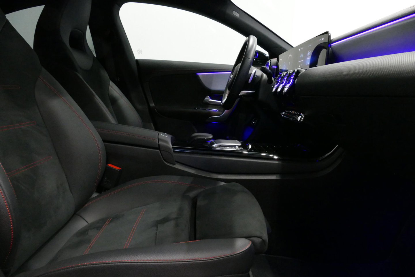 Mercedes-Benz CLA 250 e AMG Line / CLA45 AMG diffuser / Panamericana Grille / Elektr. verstelbare voorstoelen + memory / Multibeam LED / Ambienteverlichting / Apple Carplay - Android Auto / Stoelverwarming /Rondomzichtcamera / Grootlicht assistent / Keyless / Achteruitrijc