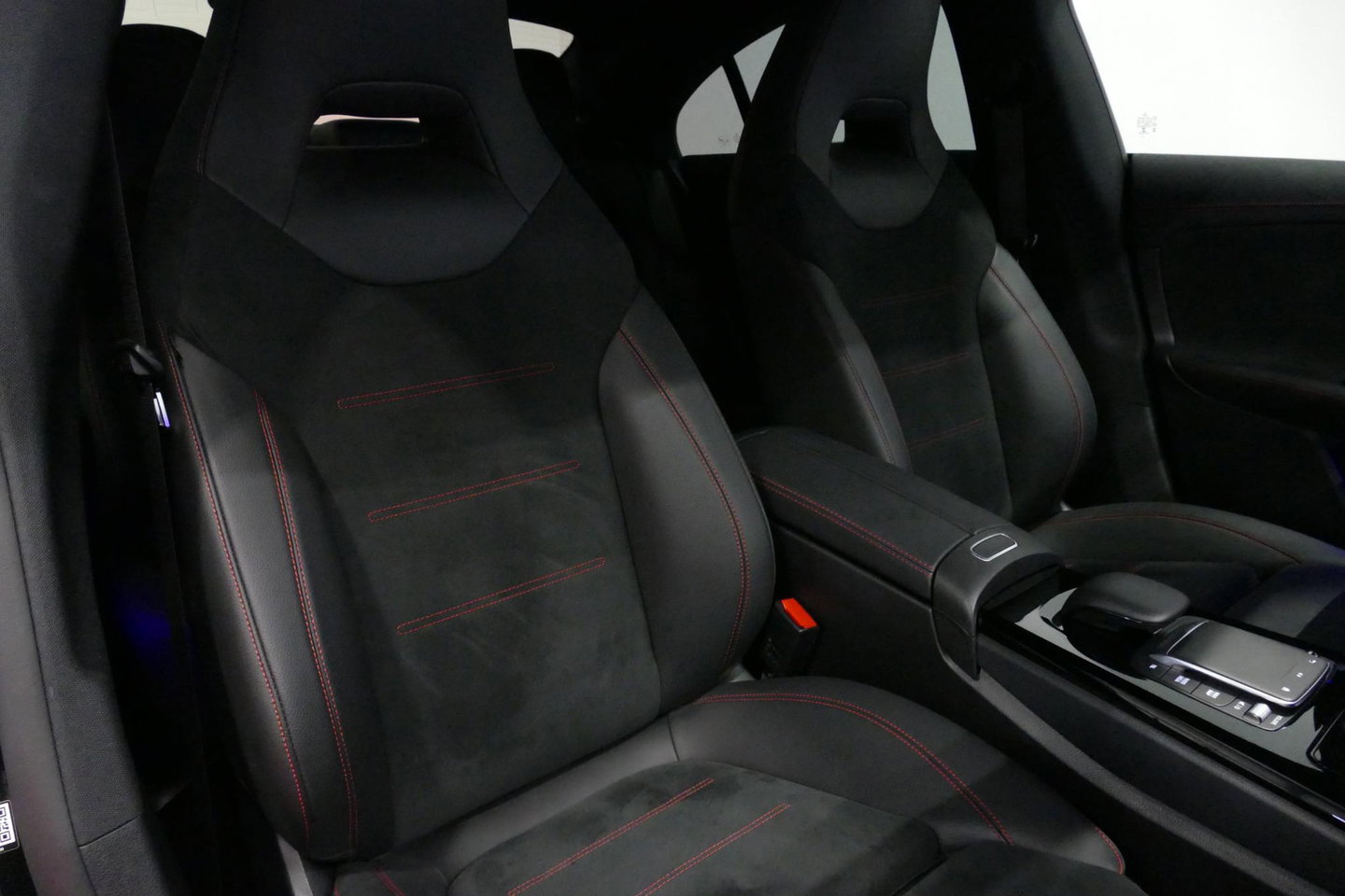 Mercedes-Benz CLA 250 e AMG Line / CLA45 AMG diffuser / Panamericana Grille / Elektr. verstelbare voorstoelen + memory / Multibeam LED / Ambienteverlichting / Apple Carplay - Android Auto / Stoelverwarming /Rondomzichtcamera / Grootlicht assistent / Keyless / Achteruitrijc