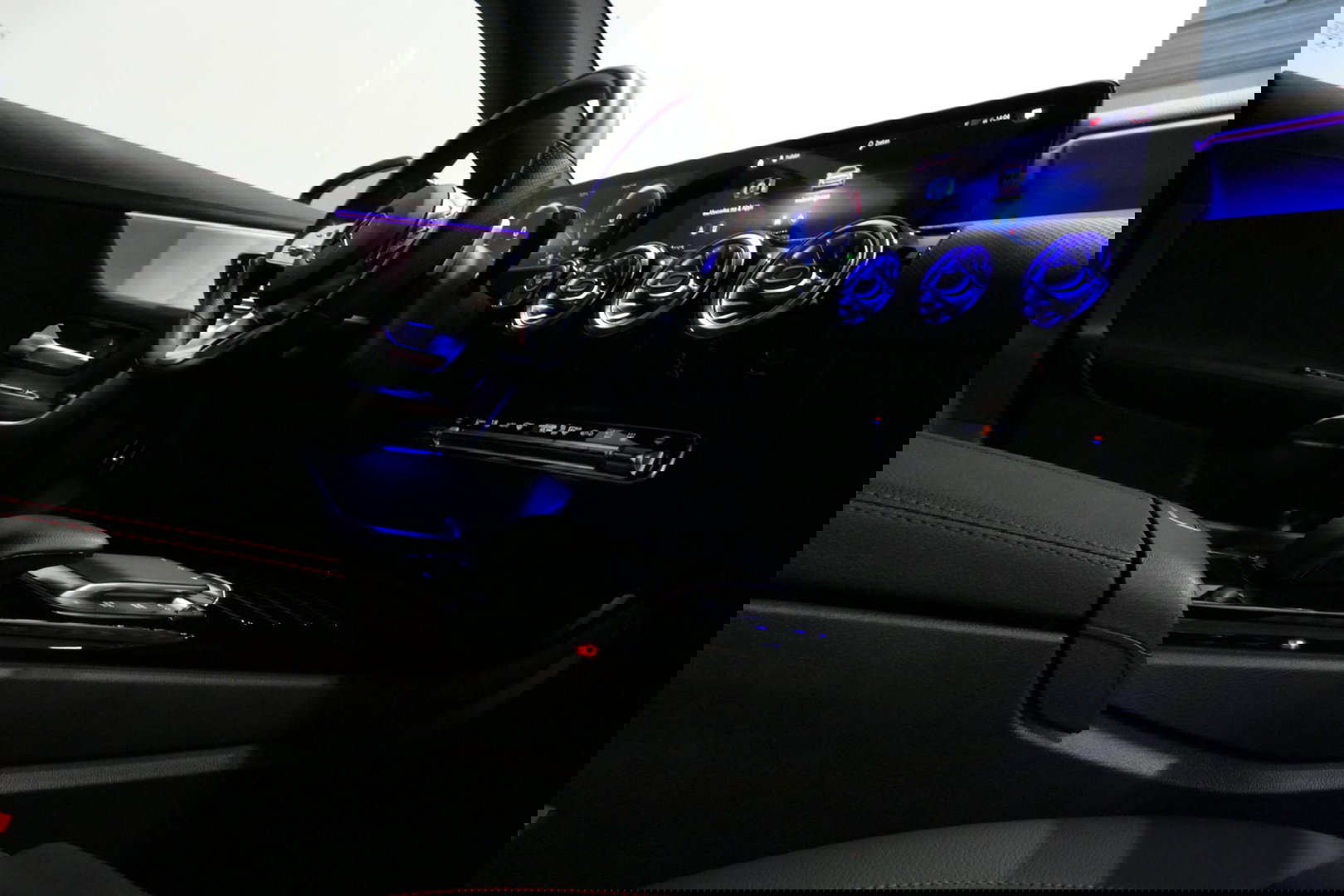 Mercedes-Benz CLA 250 e AMG Line / CLA45 AMG diffuser / Panamericana Grille / Elektr. verstelbare voorstoelen + memory / Multibeam LED / Ambienteverlichting / Apple Carplay - Android Auto / Stoelverwarming /Rondomzichtcamera / Grootlicht assistent / Keyless / Achteruitrijc