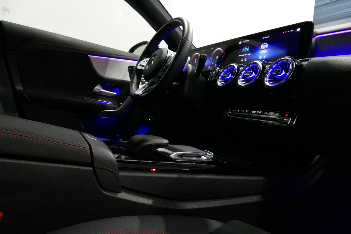 Mercedes-Benz CLA 250 e AMG Line / CLA45 AMG diffuser / Panamericana Grille / Elektr. verstelbare voorstoelen + memory / Multibeam LED / Ambienteverlichting / Apple Carplay - Android Auto / Stoelverwarming /Rondomzichtcamera / Grootlicht assistent / Keyless / Achteruitrijc