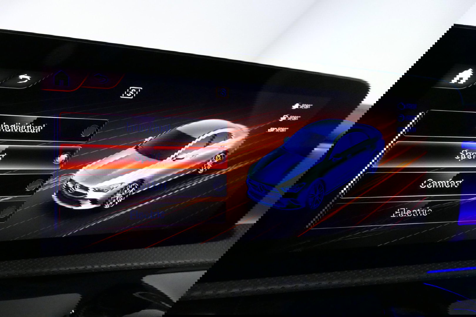 Mercedes-Benz CLA 250 e AMG Line / CLA45 AMG diffuser / Panamericana Grille / Elektr. verstelbare voorstoelen + memory / Multibeam LED / Ambienteverlichting / Apple Carplay - Android Auto / Stoelverwarming /Rondomzichtcamera / Grootlicht assistent / Keyless / Achteruitrijc