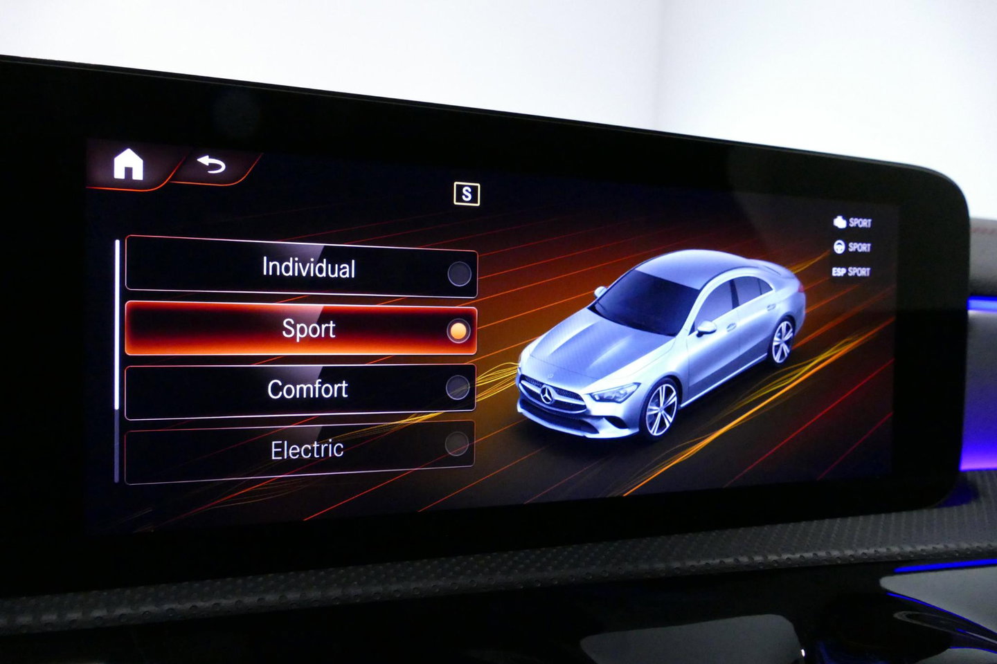 Mercedes-Benz CLA 250 e AMG Line / CLA45 AMG diffuser / Panamericana Grille / Elektr. verstelbare voorstoelen + memory / Multibeam LED / Ambienteverlichting / Apple Carplay - Android Auto / Stoelverwarming /Rondomzichtcamera / Grootlicht assistent / Keyless / Achteruitrijc