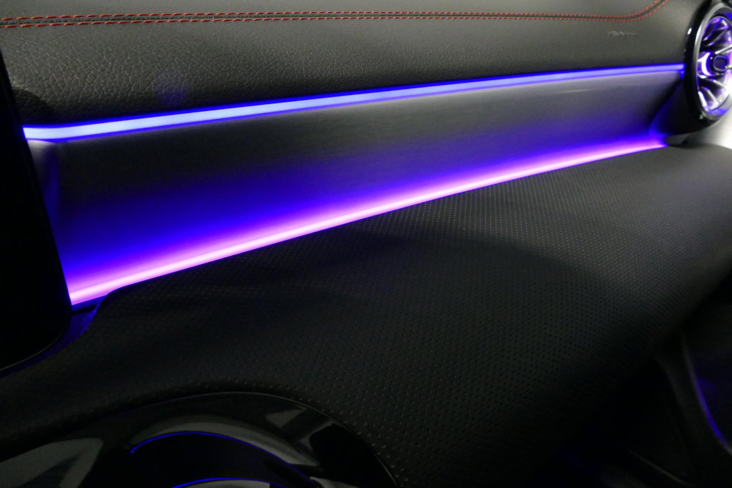 Mercedes-Benz CLA 250 e AMG Line / CLA45 AMG diffuser / Panamericana Grille / Elektr. verstelbare voorstoelen + memory / Multibeam LED / Ambienteverlichting / Apple Carplay - Android Auto / Stoelverwarming /Rondomzichtcamera / Grootlicht assistent / Keyless / Achteruitrijc