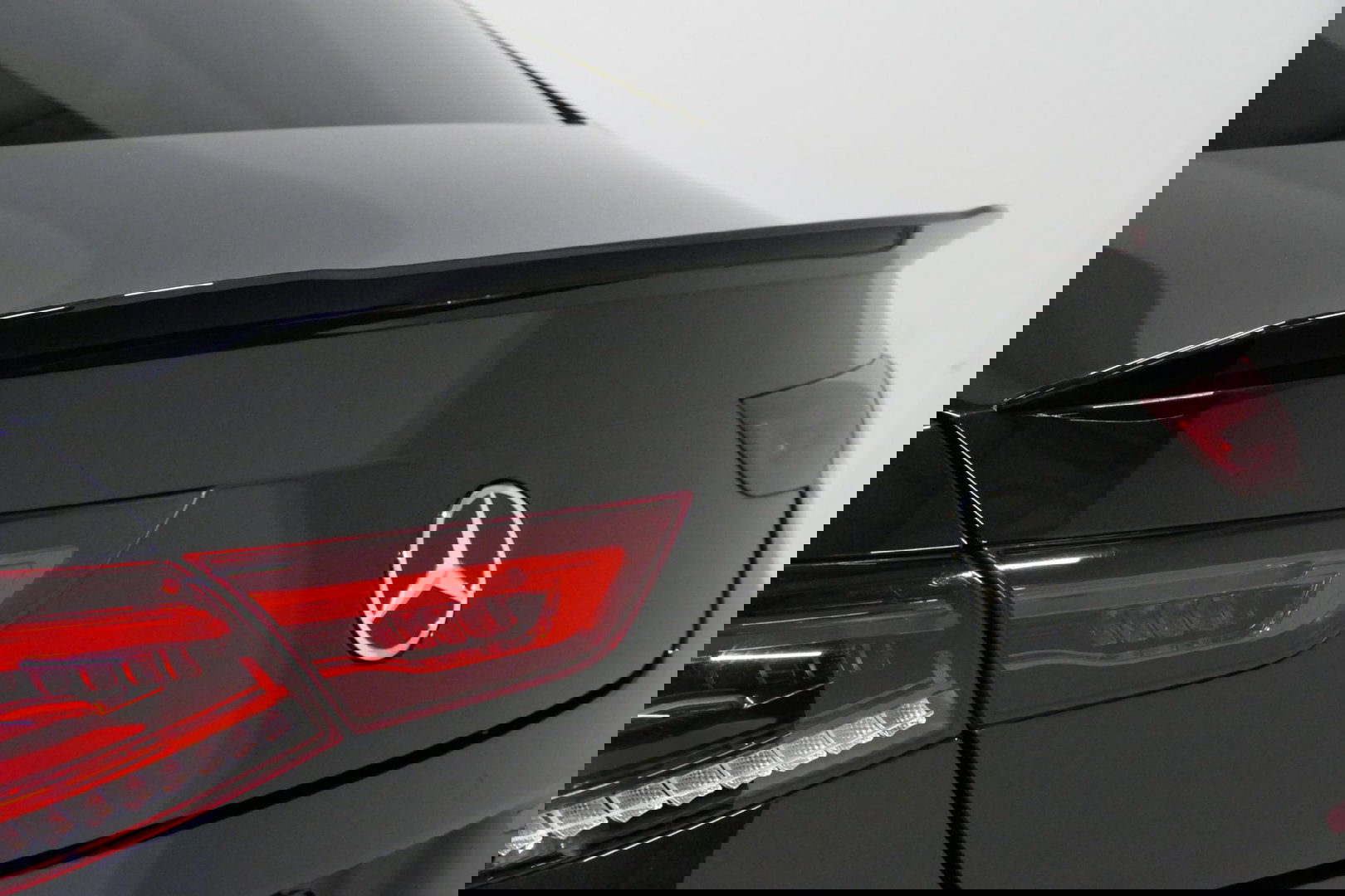 Mercedes-Benz CLA 250 e AMG Line / CLA45 AMG diffuser / Panamericana Grille / Elektr. verstelbare voorstoelen + memory / Multibeam LED / Ambienteverlichting / Apple Carplay - Android Auto / Stoelverwarming /Rondomzichtcamera / Grootlicht assistent / Keyless / Achteruitrijc