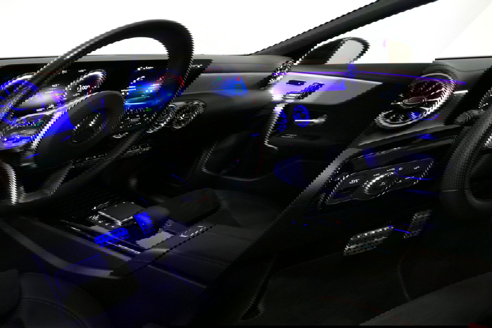 Mercedes-Benz CLA 250 e AMG Line / CLA45 AMG diffuser / Panamericana Grille / Elektr. verstelbare voorstoelen + memory / Multibeam LED / Ambienteverlichting / Apple Carplay - Android Auto / Stoelverwarming /Rondomzichtcamera / Grootlicht assistent / Keyless / Achteruitrijc