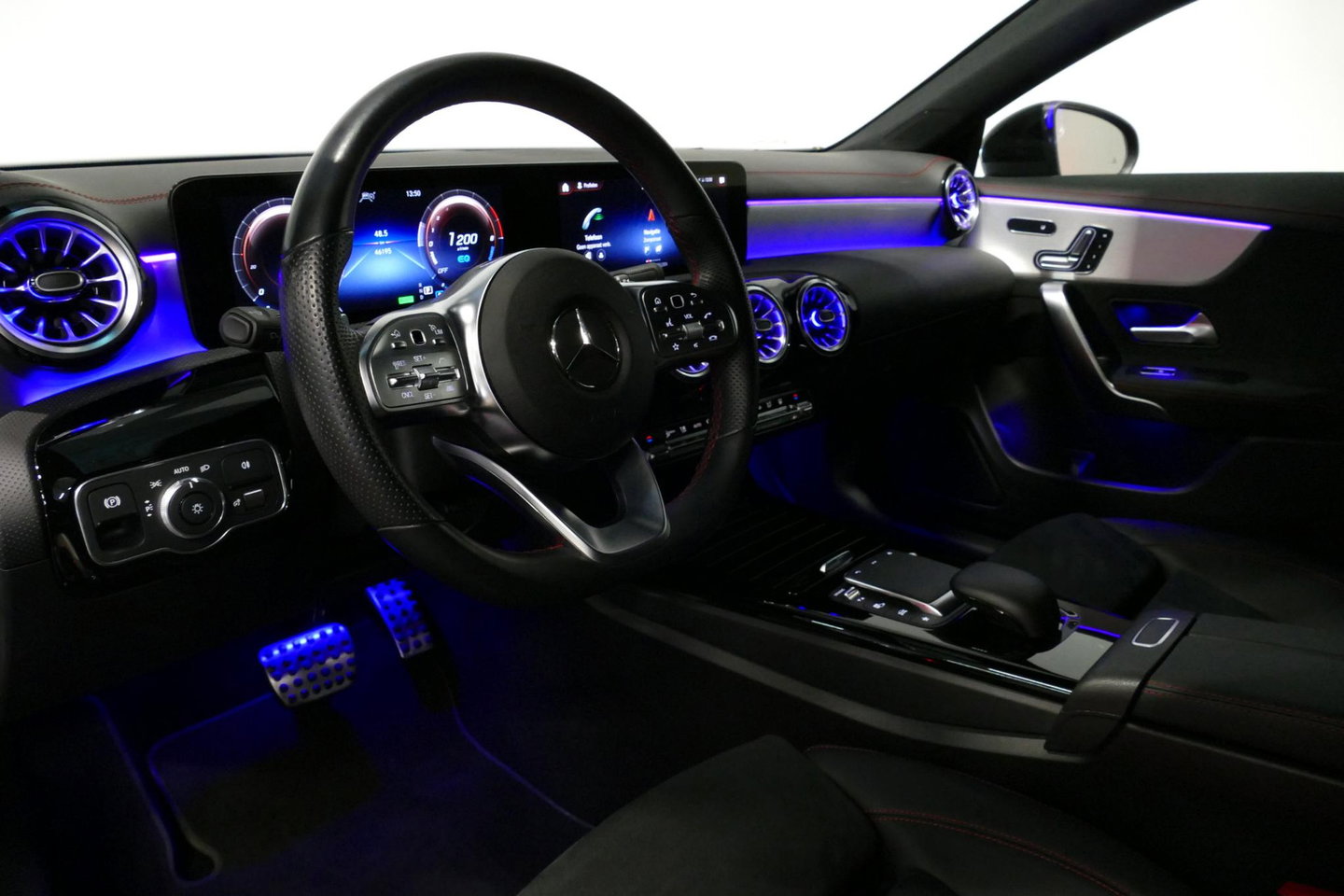 Mercedes-Benz CLA 250 e AMG Line / CLA45 AMG diffuser / Panamericana Grille / Elektr. verstelbare voorstoelen + memory / Multibeam LED / Ambienteverlichting / Apple Carplay - Android Auto / Stoelverwarming /Rondomzichtcamera / Grootlicht assistent / Keyless / Achteruitrijc