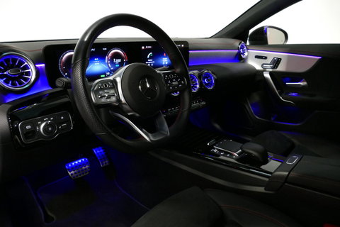 Mercedes-Benz CLA 250 e AMG Line / CLA45 AMG diffuser / Panamericana Grille / Elektr. verstelbare voorstoelen + memory / Multibeam LED / Ambienteverlichting / Apple Carplay - Android Auto / Stoelverwarming /Rondomzichtcamera / Grootlicht assistent / Keyless / Achteruitrijc