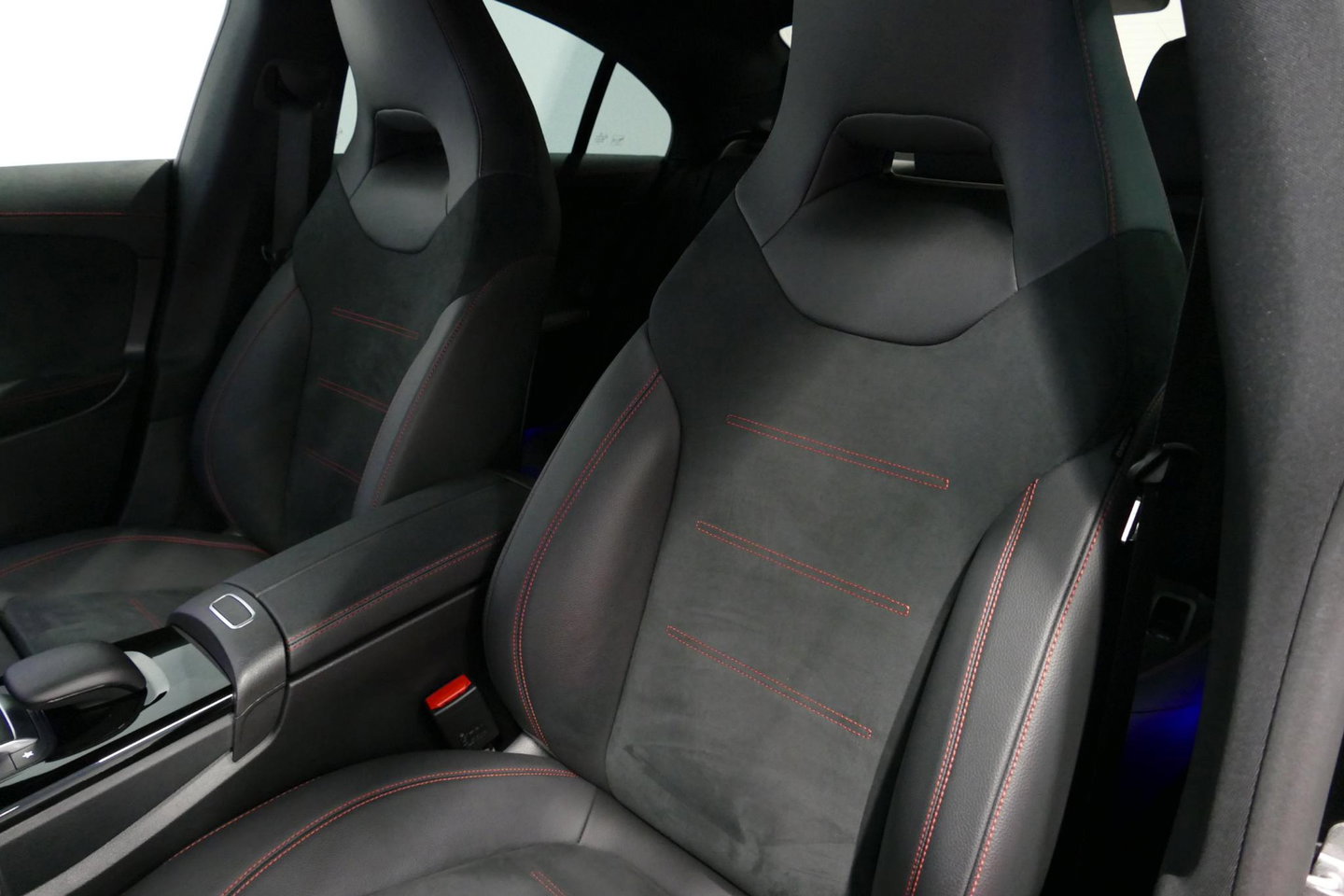 Mercedes-Benz CLA 250 e AMG Line / CLA45 AMG diffuser / Panamericana Grille / Elektr. verstelbare voorstoelen + memory / Multibeam LED / Ambienteverlichting / Apple Carplay - Android Auto / Stoelverwarming /Rondomzichtcamera / Grootlicht assistent / Keyless / Achteruitrijc