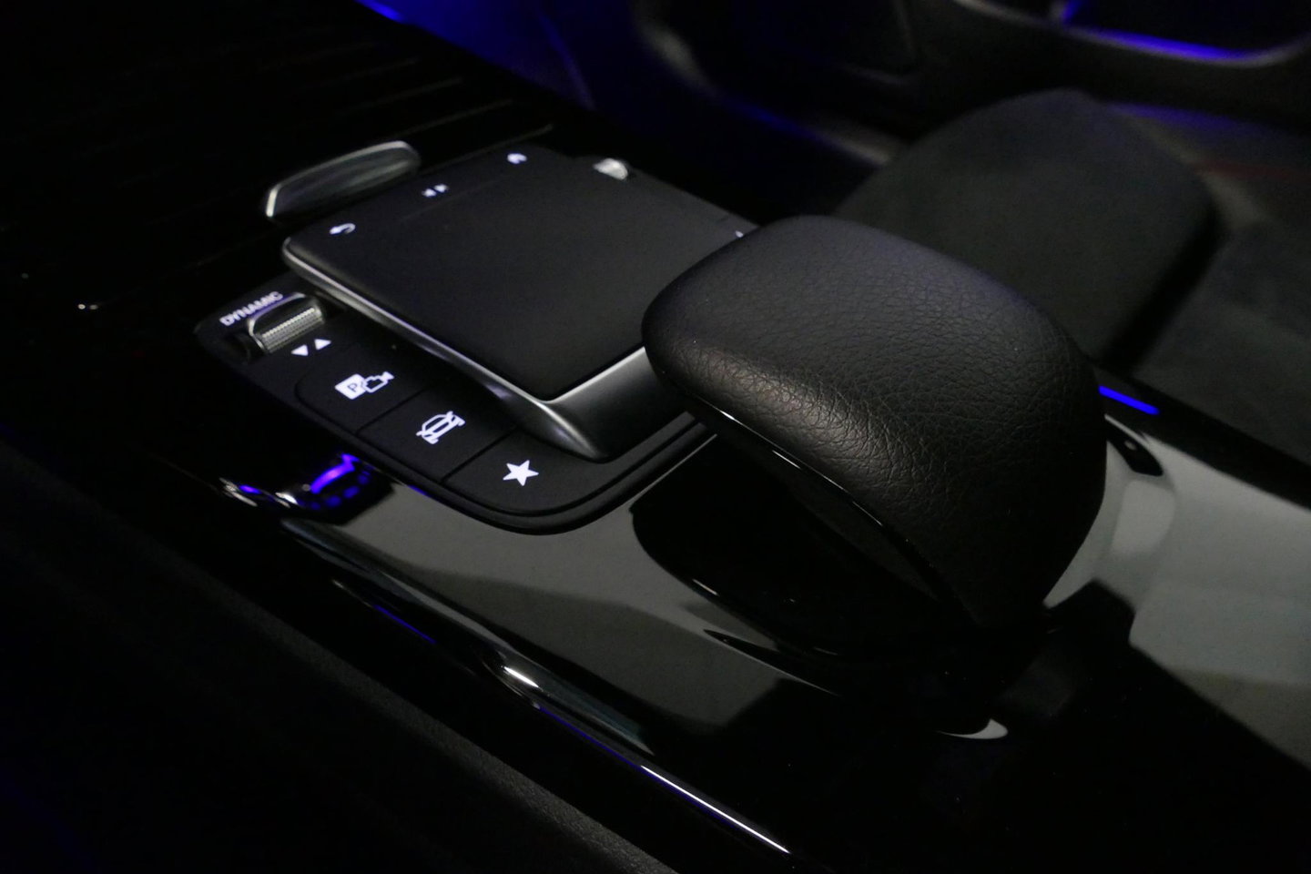 Mercedes-Benz CLA 250 e AMG Line / CLA45 AMG diffuser / Panamericana Grille / Elektr. verstelbare voorstoelen + memory / Multibeam LED / Ambienteverlichting / Apple Carplay - Android Auto / Stoelverwarming /Rondomzichtcamera / Grootlicht assistent / Keyless / Achteruitrijc