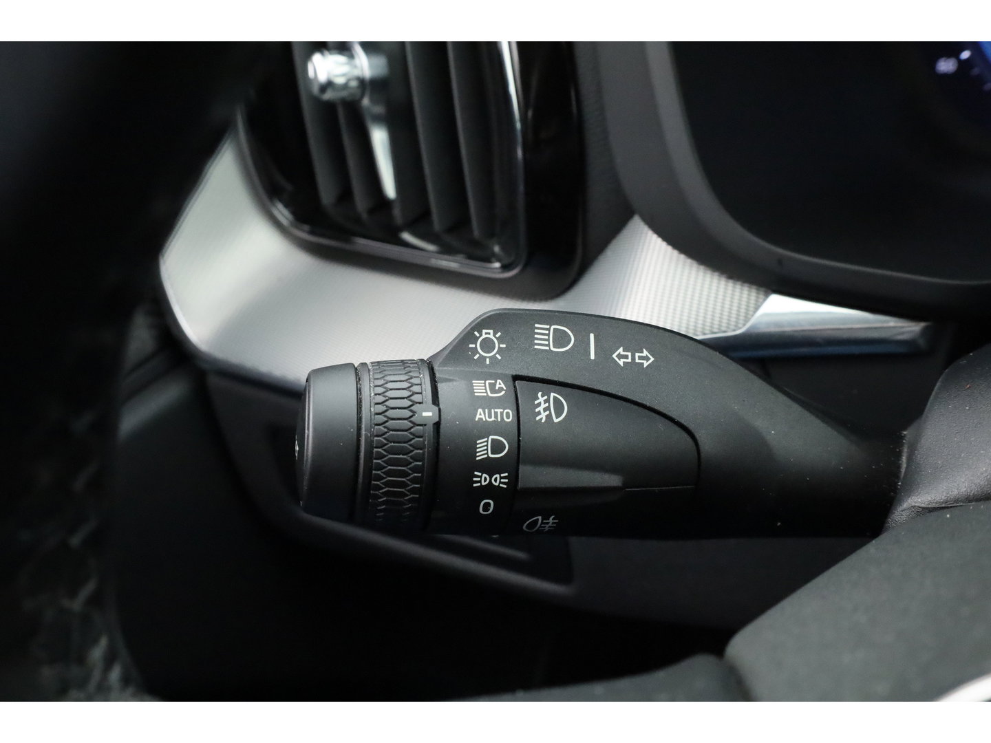 Volvo XC60 2.0 T6 Plug-in hybrid AWD Plus Bright | Pano-dak | Trekhaak | H&K Audio | ACC | Stoel + stuurverw. |