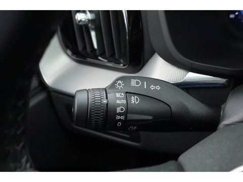 Volvo XC60 2.0 T6 Plug-in hybrid AWD Plus Bright | Pano-dak | Trekhaak | H&K Audio | ACC | Stoel + stuurverw. |