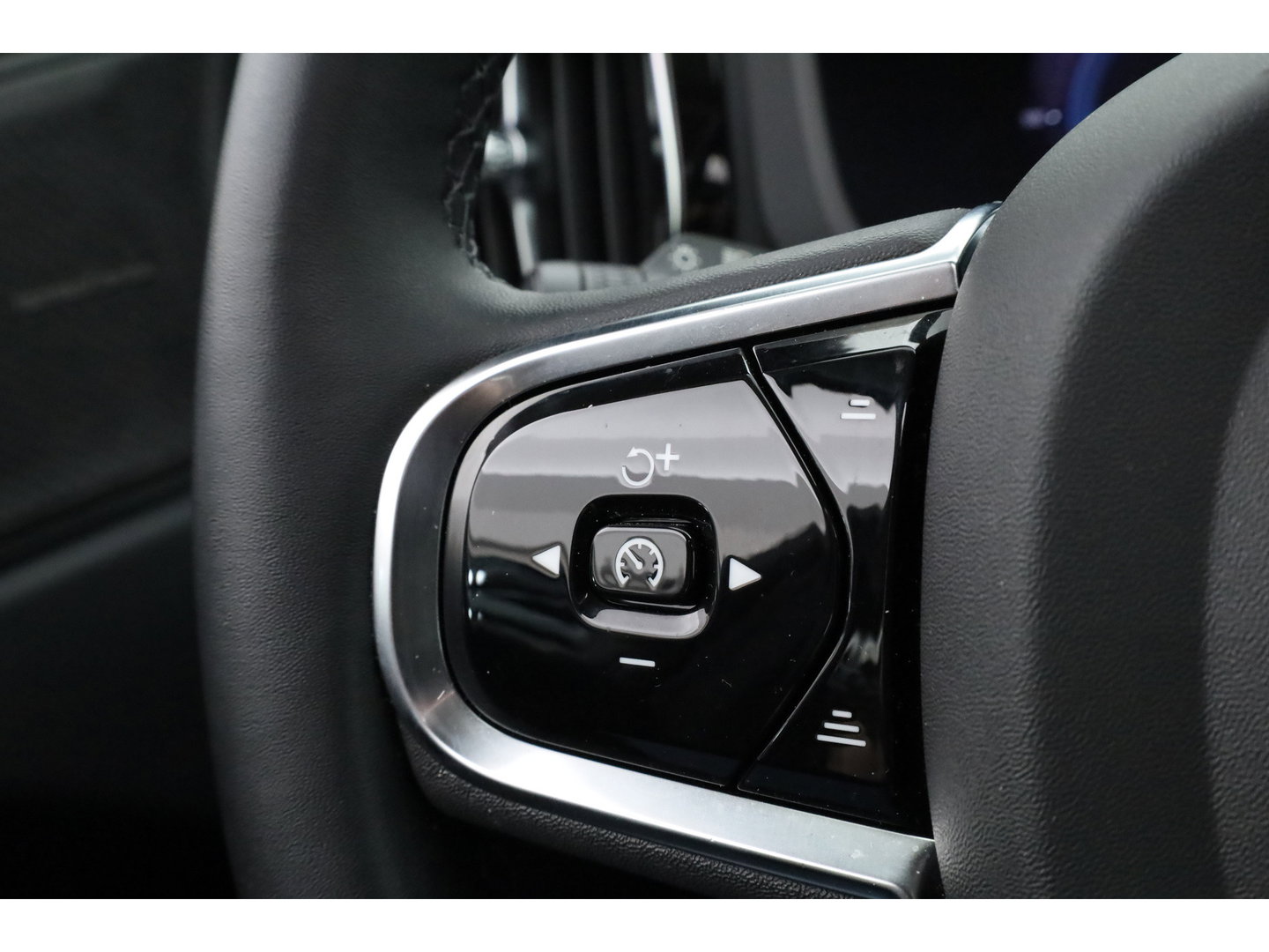 Volvo XC60 2.0 T6 Plug-in hybrid AWD Plus Bright | Pano-dak | Trekhaak | H&K Audio | ACC | Stoel + stuurverw. |