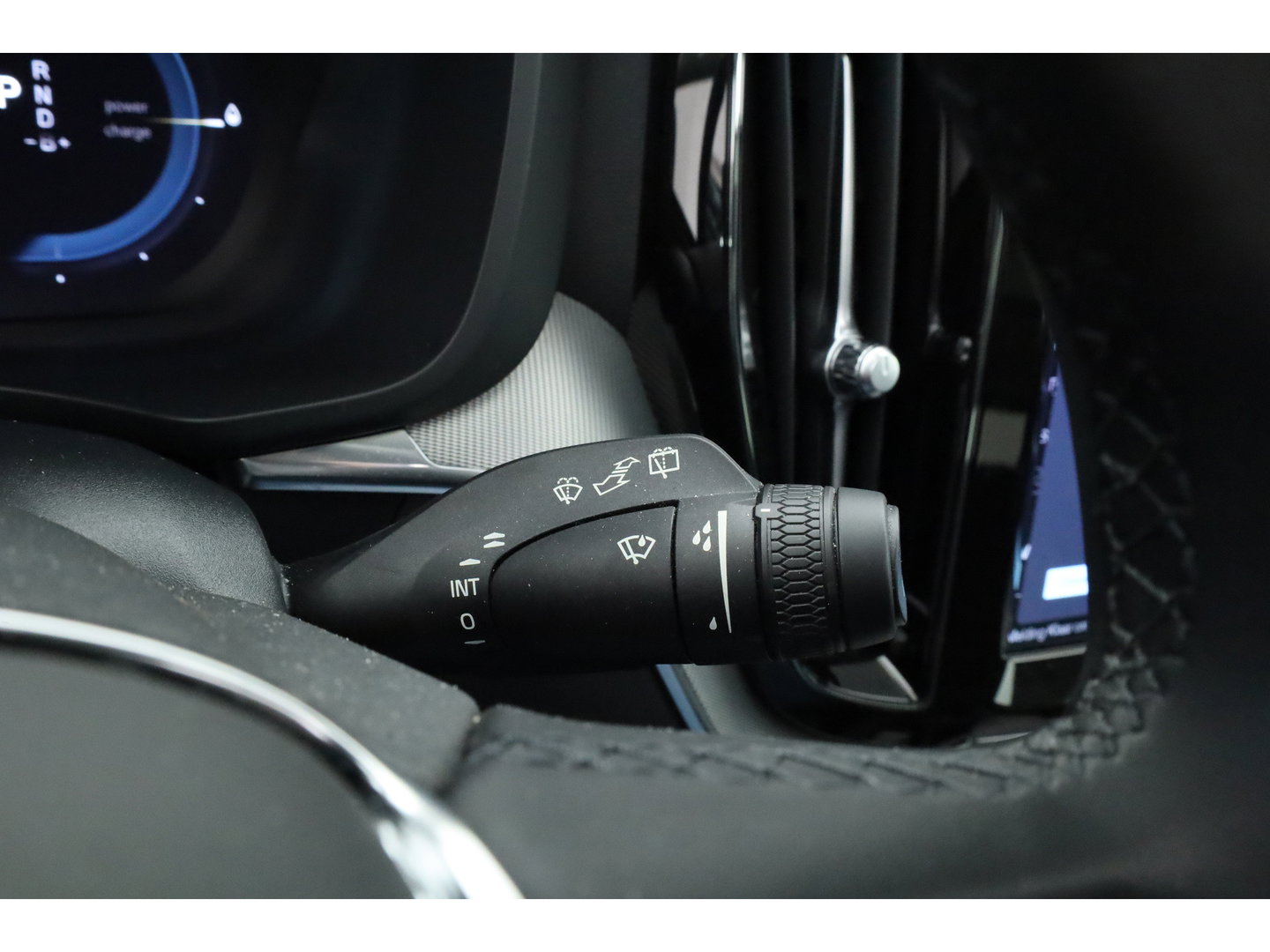Volvo XC60 2.0 T6 Plug-in hybrid AWD Plus Bright | Pano-dak | Trekhaak | H&K Audio | ACC | Stoel + stuurverw. |