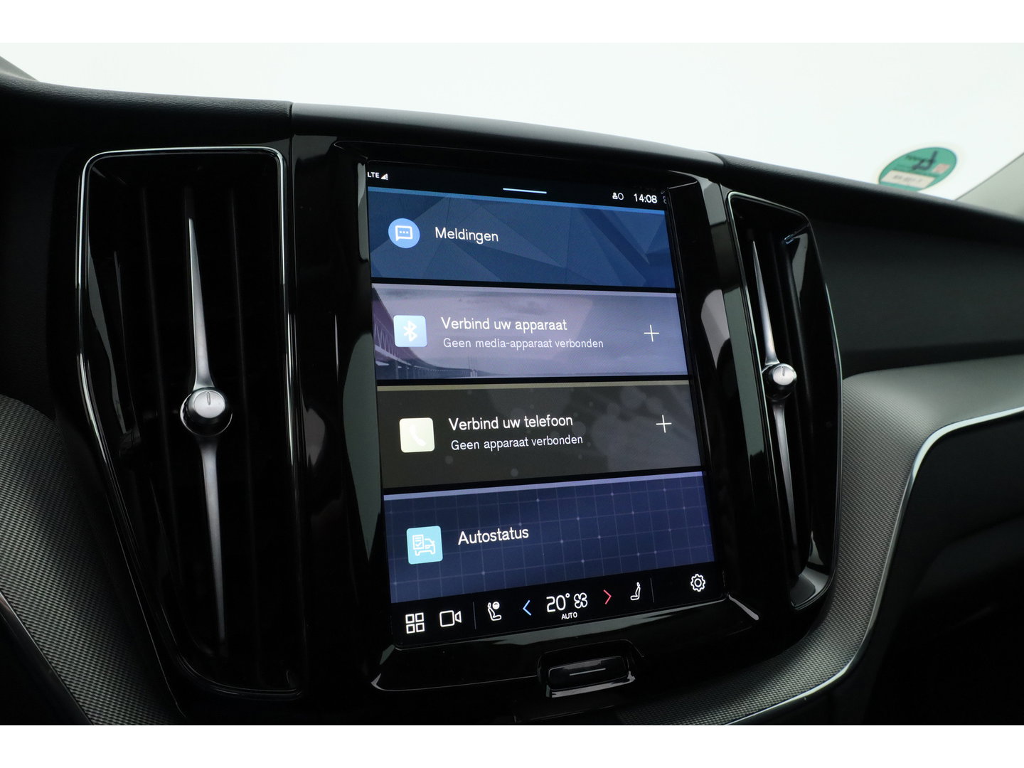 Volvo XC60 2.0 T6 Plug-in hybrid AWD Plus Bright | Pano-dak | Trekhaak | H&K Audio | ACC | Stoel + stuurverw. |