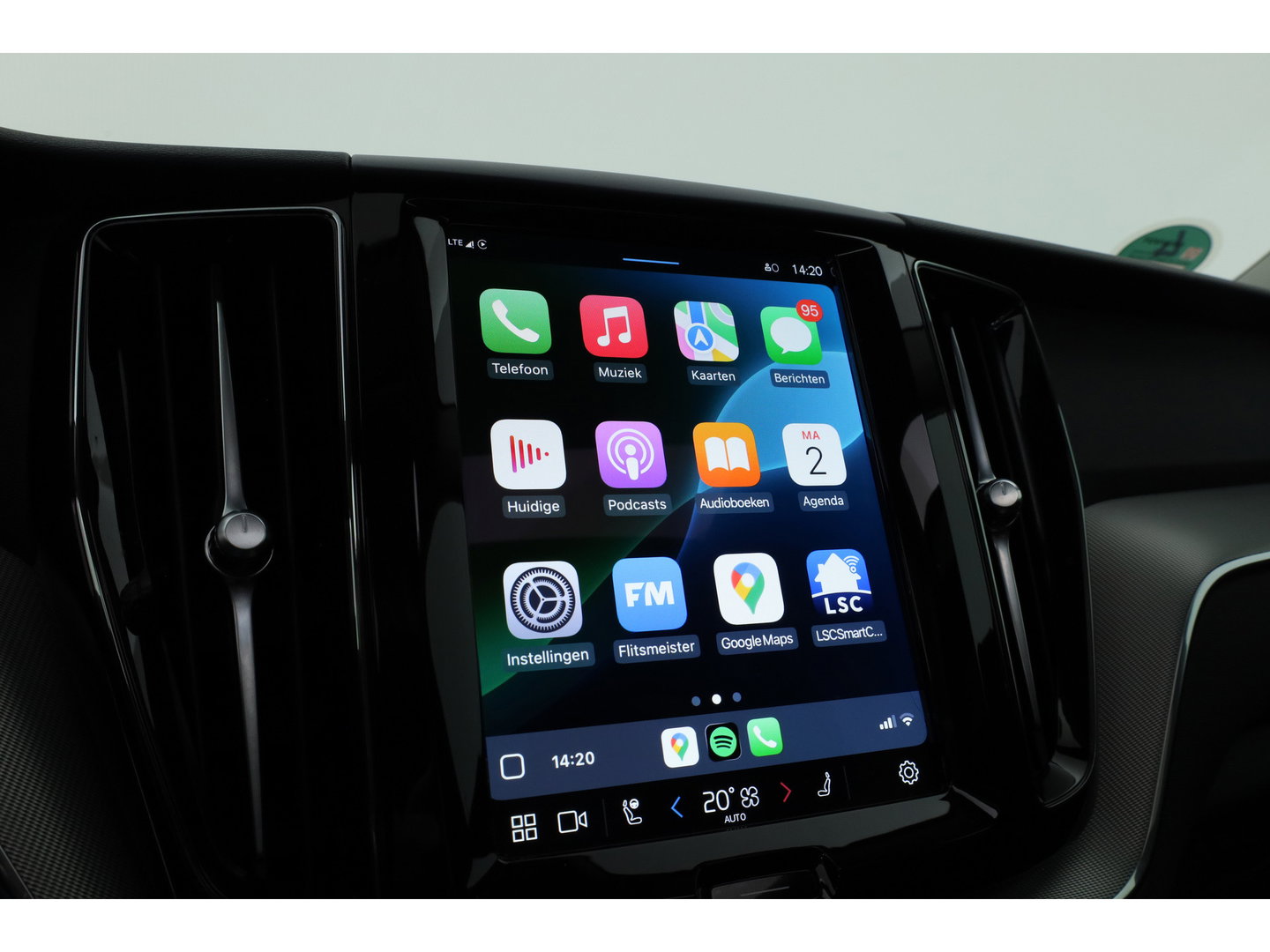 Volvo XC60 2.0 T6 Plug-in hybrid AWD Plus Bright | Pano-dak | Trekhaak | H&K Audio | ACC | Stoel + stuurverw. |