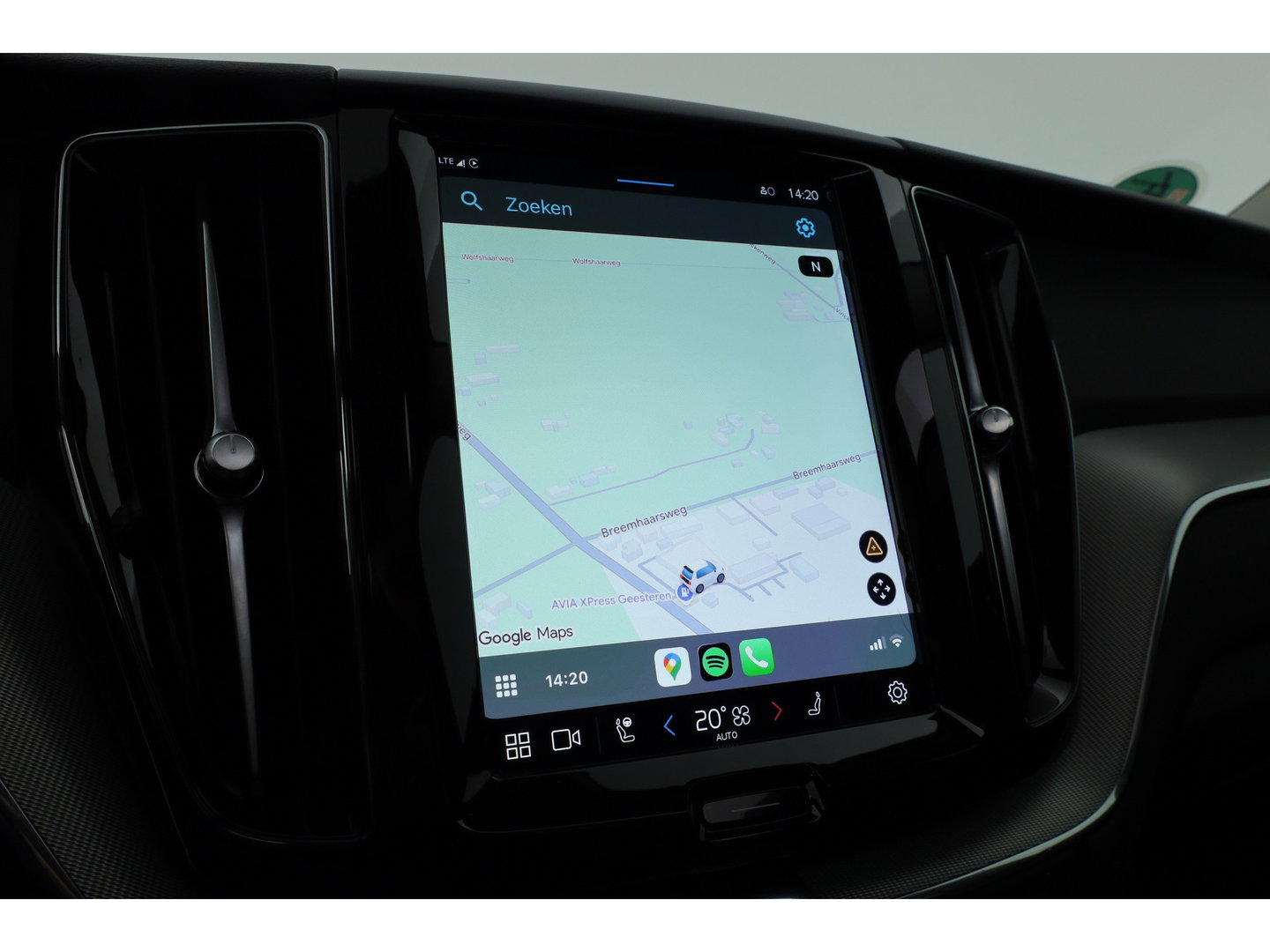 Volvo XC60 2.0 T6 Plug-in hybrid AWD Plus Bright | Pano-dak | Trekhaak | H&K Audio | ACC | Stoel + stuurverw. |