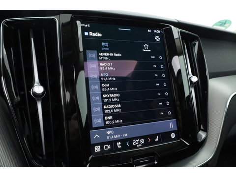 Volvo XC60 2.0 T6 Plug-in hybrid AWD Plus Bright | Pano-dak | Trekhaak | H&K Audio | ACC | Stoel + stuurverw. |