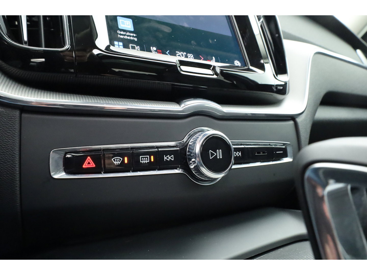 Volvo XC60 2.0 T6 Plug-in hybrid AWD Plus Bright | Pano-dak | Trekhaak | H&K Audio | ACC | Stoel + stuurverw. |