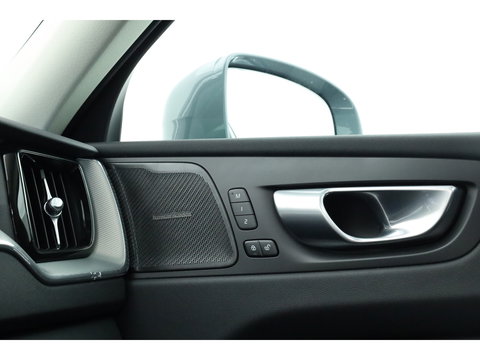 Volvo XC60 2.0 T6 Plug-in hybrid AWD Plus Bright | Pano-dak | Trekhaak | H&K Audio | ACC | Stoel + stuurverw. |