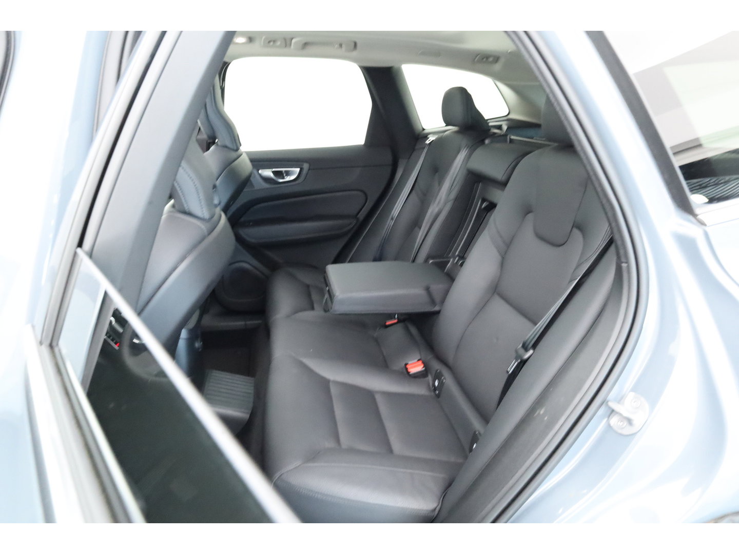 Volvo XC60 2.0 T6 Plug-in hybrid AWD Plus Bright | Pano-dak | Trekhaak | H&K Audio | ACC | Stoel + stuurverw. |