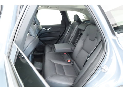 Volvo XC60 2.0 T6 Plug-in hybrid AWD Plus Bright | Pano-dak | Trekhaak | H&K Audio | ACC | Stoel + stuurverw. |