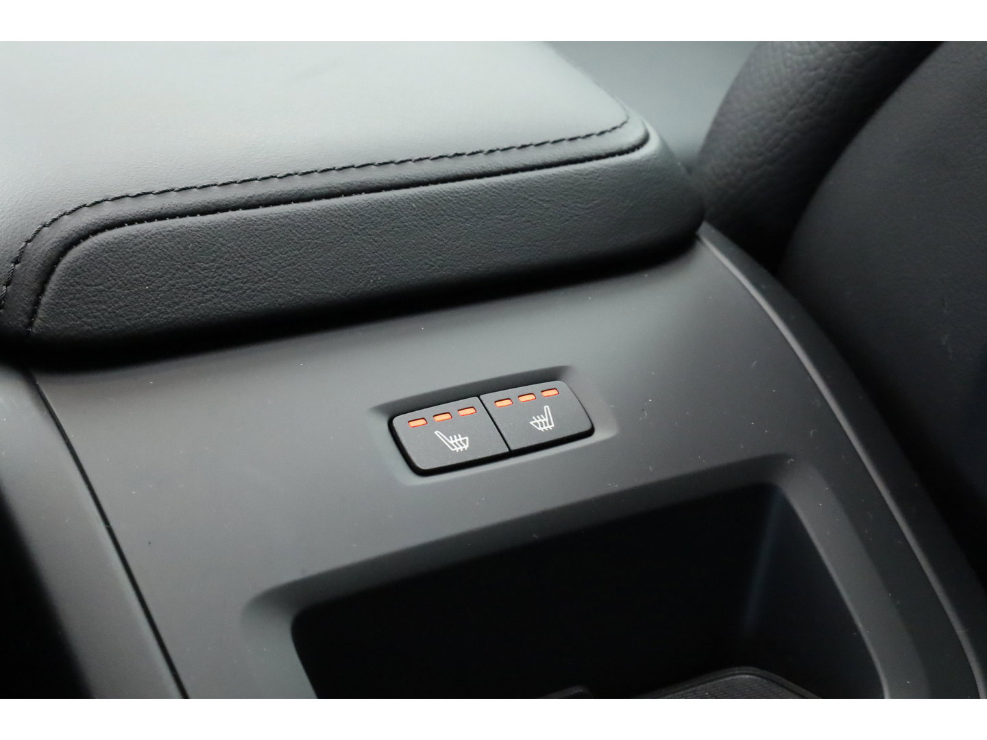 Volvo XC60 2.0 T6 Plug-in hybrid AWD Plus Bright | Pano-dak | Trekhaak | H&K Audio | ACC | Stoel + stuurverw. |