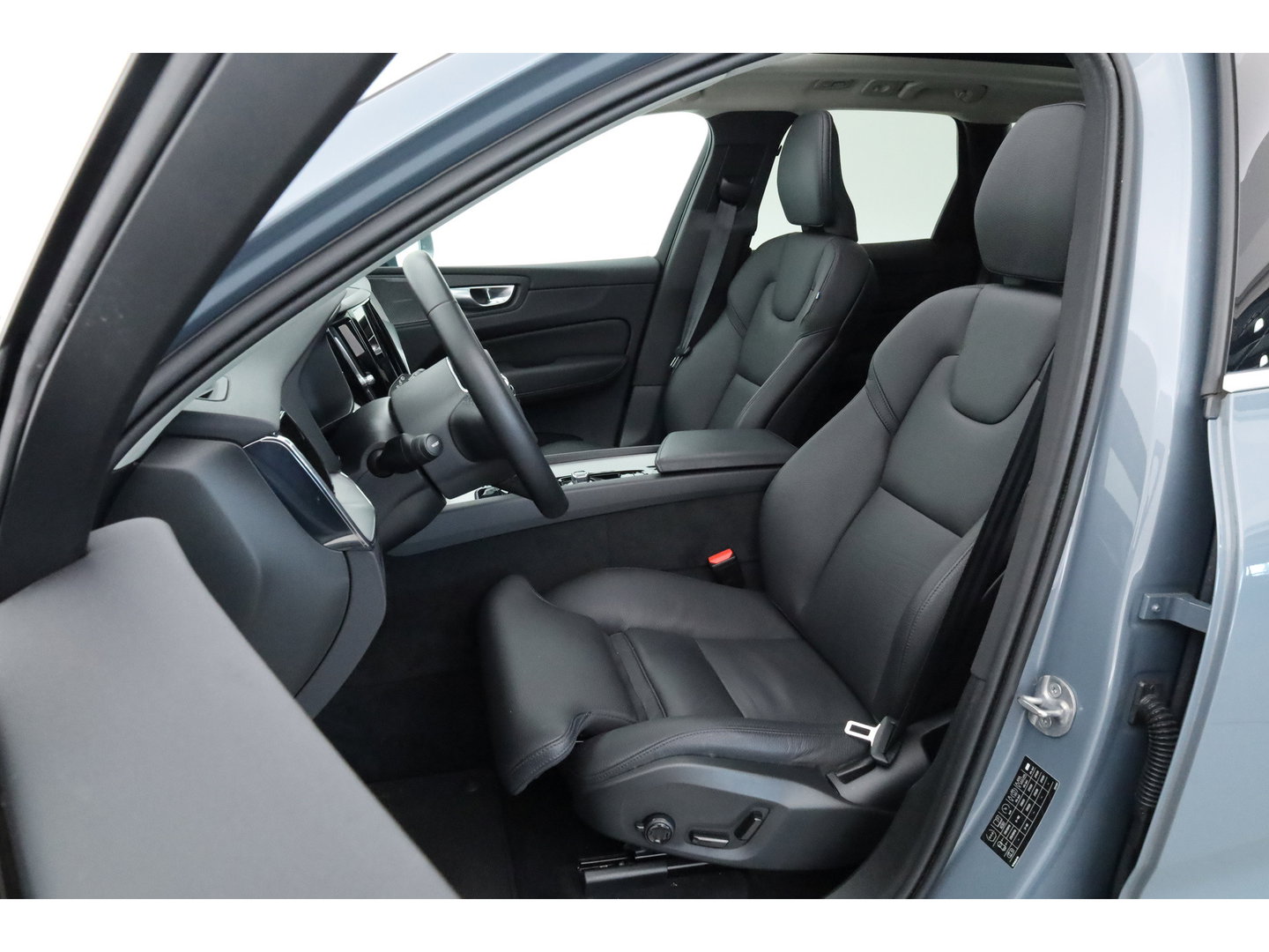 Volvo XC60 2.0 T6 Plug-in hybrid AWD Plus Bright | Pano-dak | Trekhaak | H&K Audio | ACC | Stoel + stuurverw. |