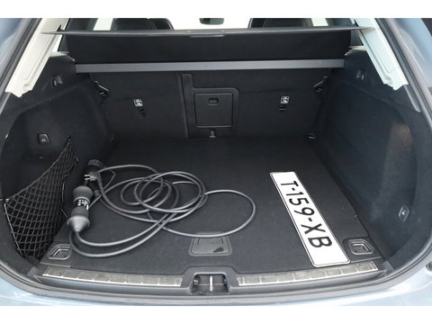 Volvo XC60 2.0 T6 Plug-in hybrid AWD Plus Bright | Pano-dak | Trekhaak | H&K Audio | ACC | Stoel + stuurverw. |