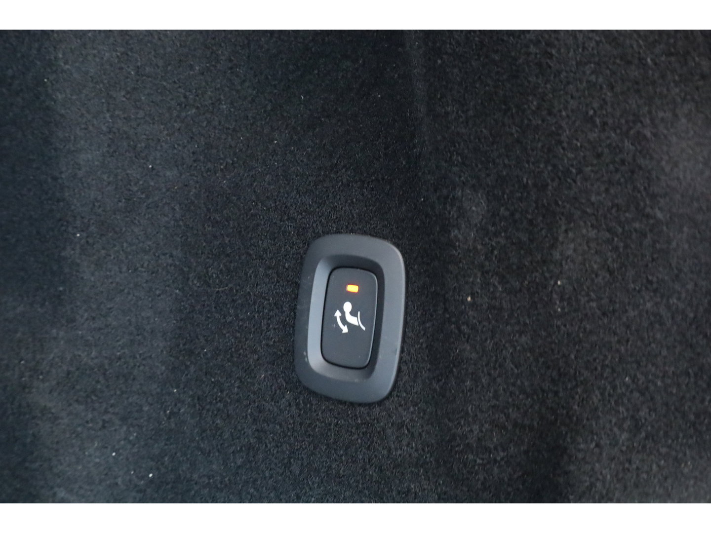 Volvo XC60 2.0 T6 Plug-in hybrid AWD Plus Bright | Pano-dak | Trekhaak | H&K Audio | ACC | Stoel + stuurverw. |