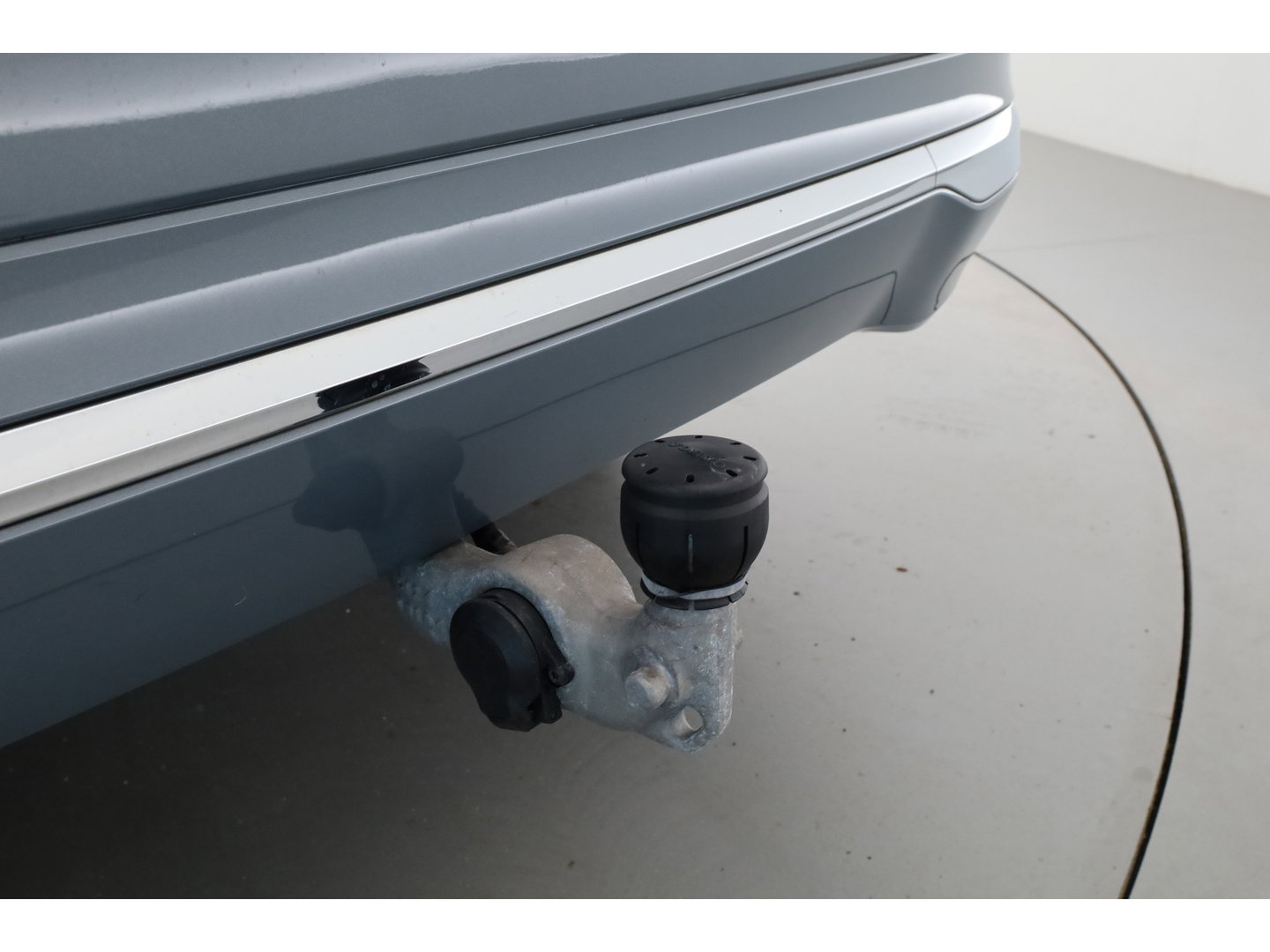 Volvo XC60 2.0 T6 Plug-in hybrid AWD Plus Bright | Pano-dak | Trekhaak | H&K Audio | ACC | Stoel + stuurverw. |