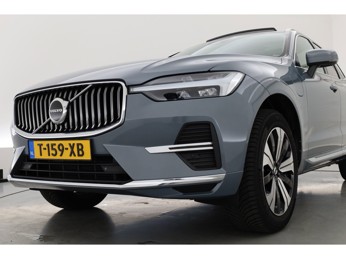 Volvo XC60 2.0 T6 Plug-in hybrid AWD Plus Bright | Pano-dak | Trekhaak | H&K Audio | ACC | Stoel + stuurverw. |