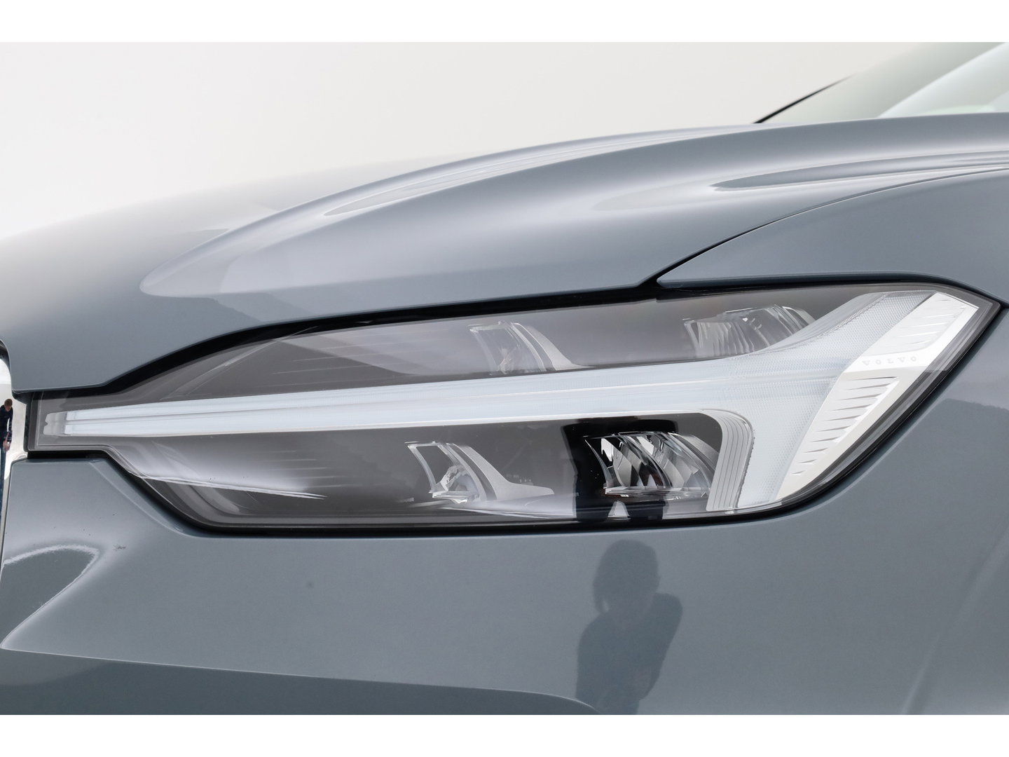 Volvo XC60 2.0 T6 Plug-in hybrid AWD Plus Bright | Pano-dak | Trekhaak | H&K Audio | ACC | Stoel + stuurverw. |