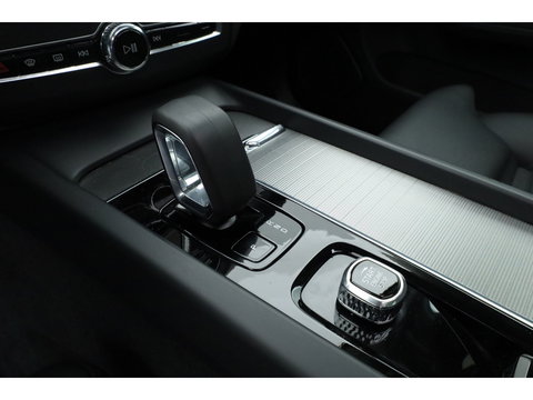 Volvo XC60 2.0 T6 Plug-in hybrid AWD Plus Bright | Pano-dak | Trekhaak | H&K Audio | ACC | Stoel + stuurverw. |