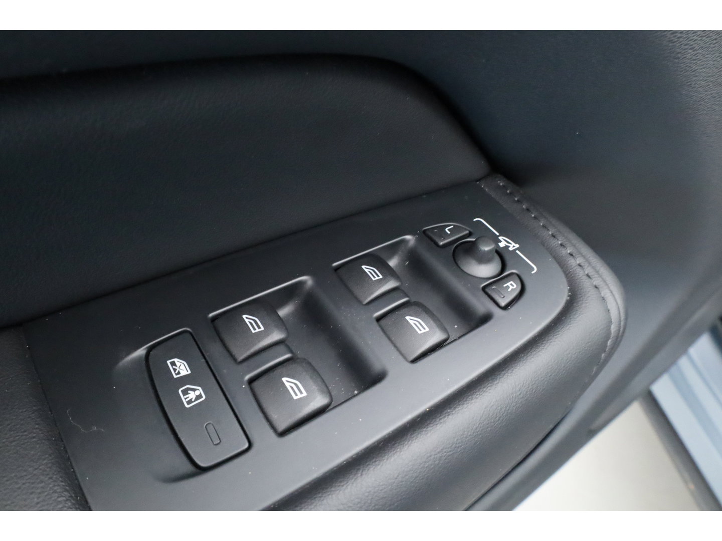 Volvo XC60 2.0 T6 Plug-in hybrid AWD Plus Bright | Pano-dak | Trekhaak | H&K Audio | ACC | Stoel + stuurverw. |