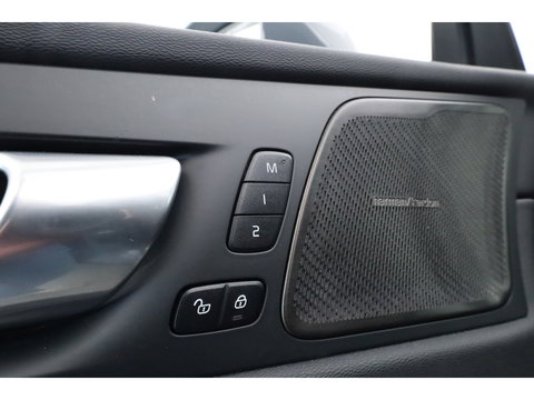 Volvo XC60 2.0 T6 Plug-in hybrid AWD Plus Bright | Pano-dak | Trekhaak | H&K Audio | ACC | Stoel + stuurverw. |