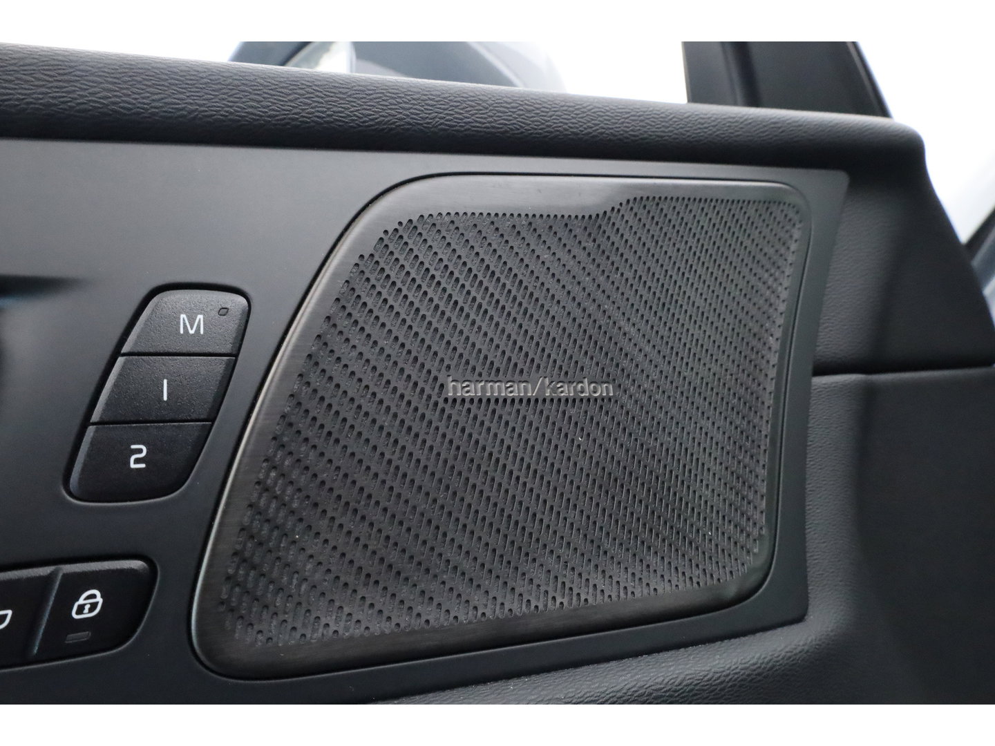 Volvo XC60 2.0 T6 Plug-in hybrid AWD Plus Bright | Pano-dak | Trekhaak | H&K Audio | ACC | Stoel + stuurverw. |