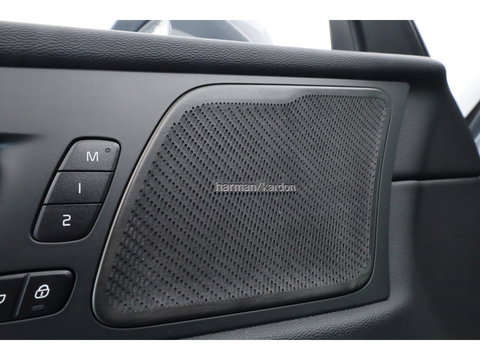 Volvo XC60 2.0 T6 Plug-in hybrid AWD Plus Bright | Pano-dak | Trekhaak | H&K Audio | ACC | Stoel + stuurverw. |