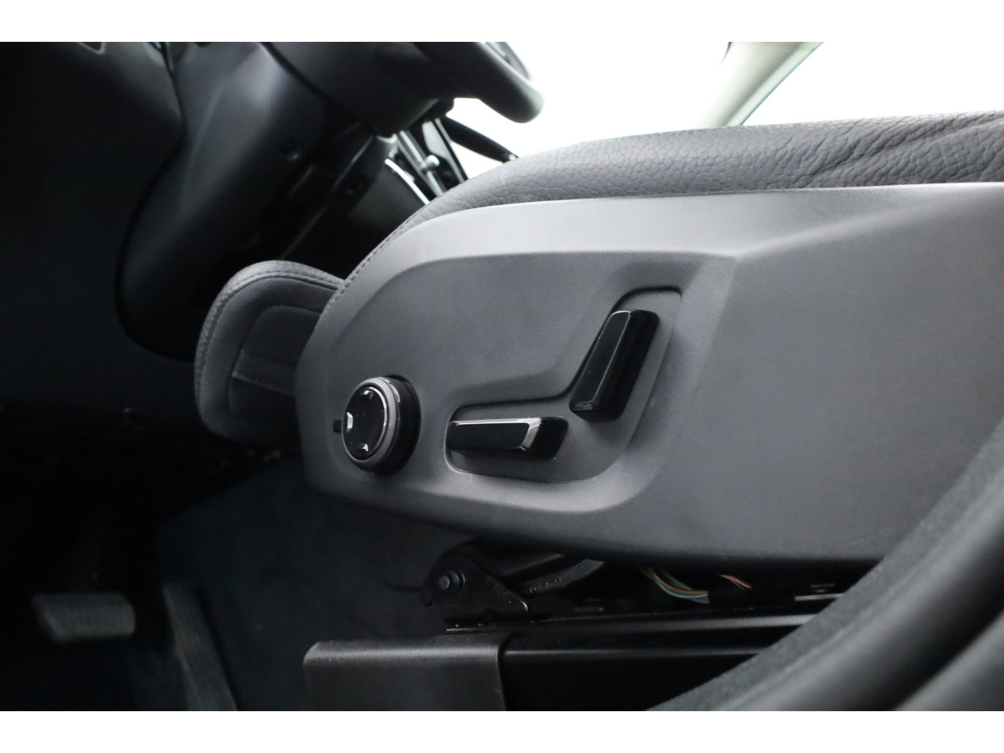 Volvo XC60 2.0 T6 Plug-in hybrid AWD Plus Bright | Pano-dak | Trekhaak | H&K Audio | ACC | Stoel + stuurverw. |