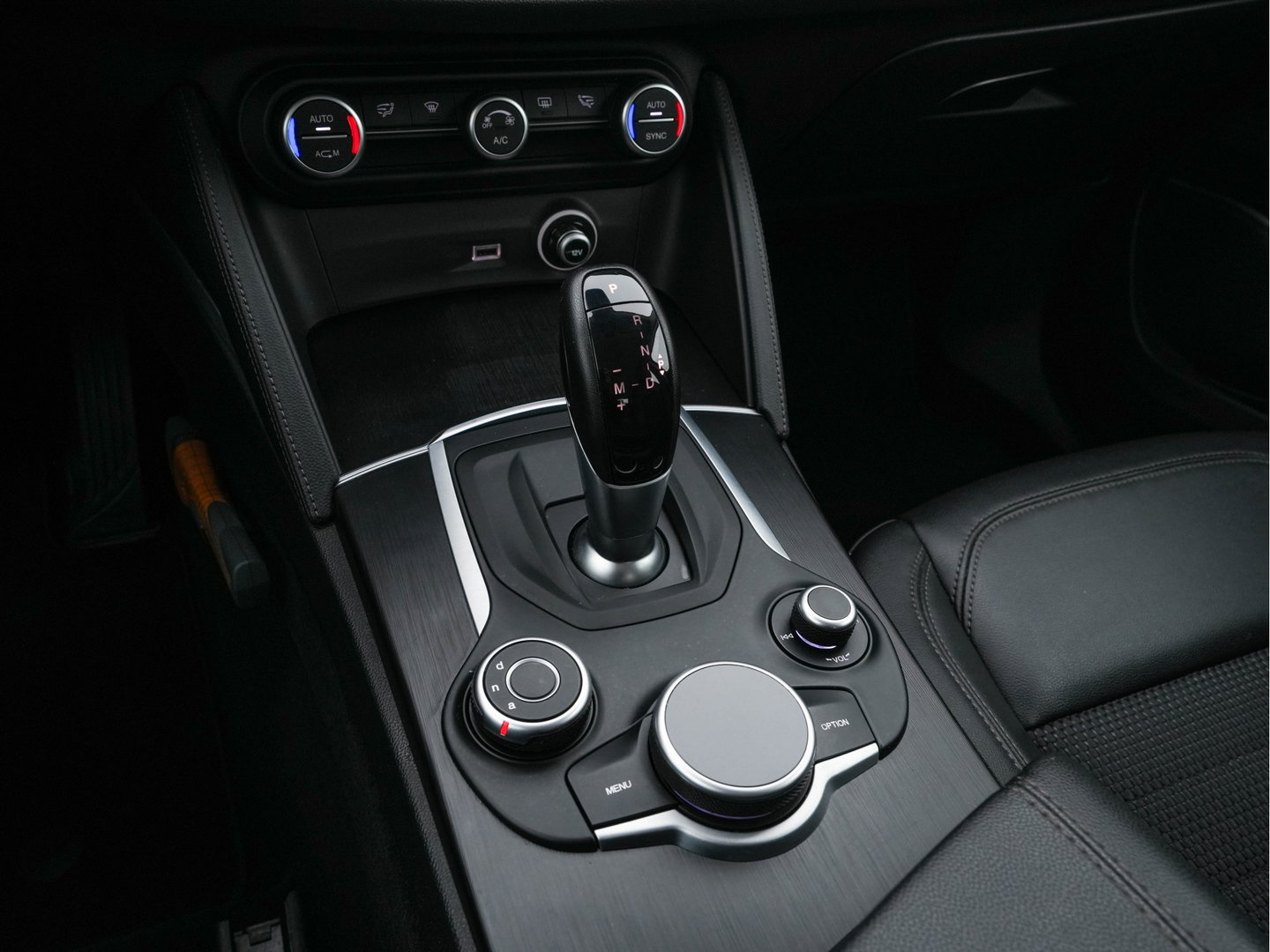 Alfa Romeo Stelvio 2.2d Super Aut. *LEATHER-FABRIC | BI-XENON | DAB+ | NAVI-FULLMAP | COMFORT-SEATS | ECC | CRUISE | PDC | 18"ALU*